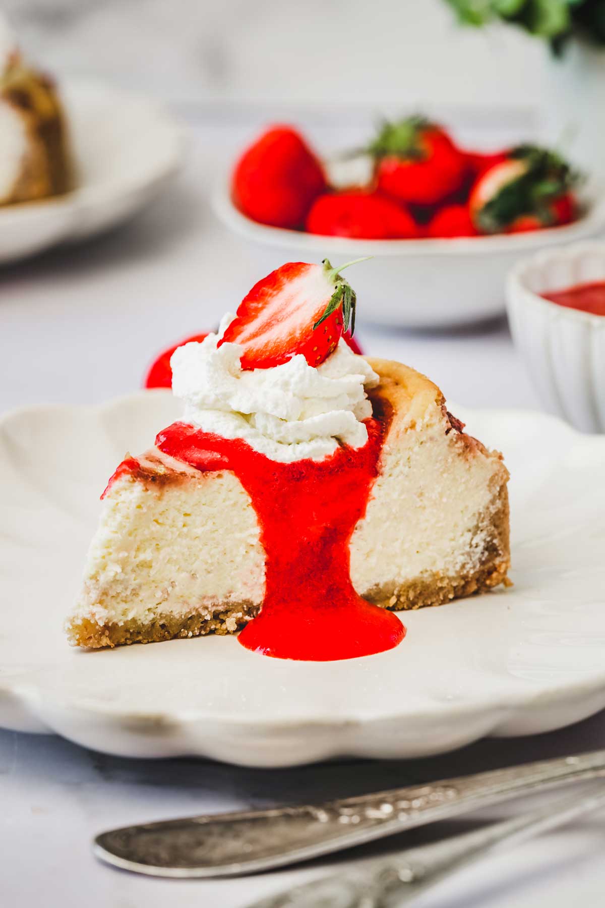 Par de cheesecake fraise avec du coulis de fraise et de la chantilly 