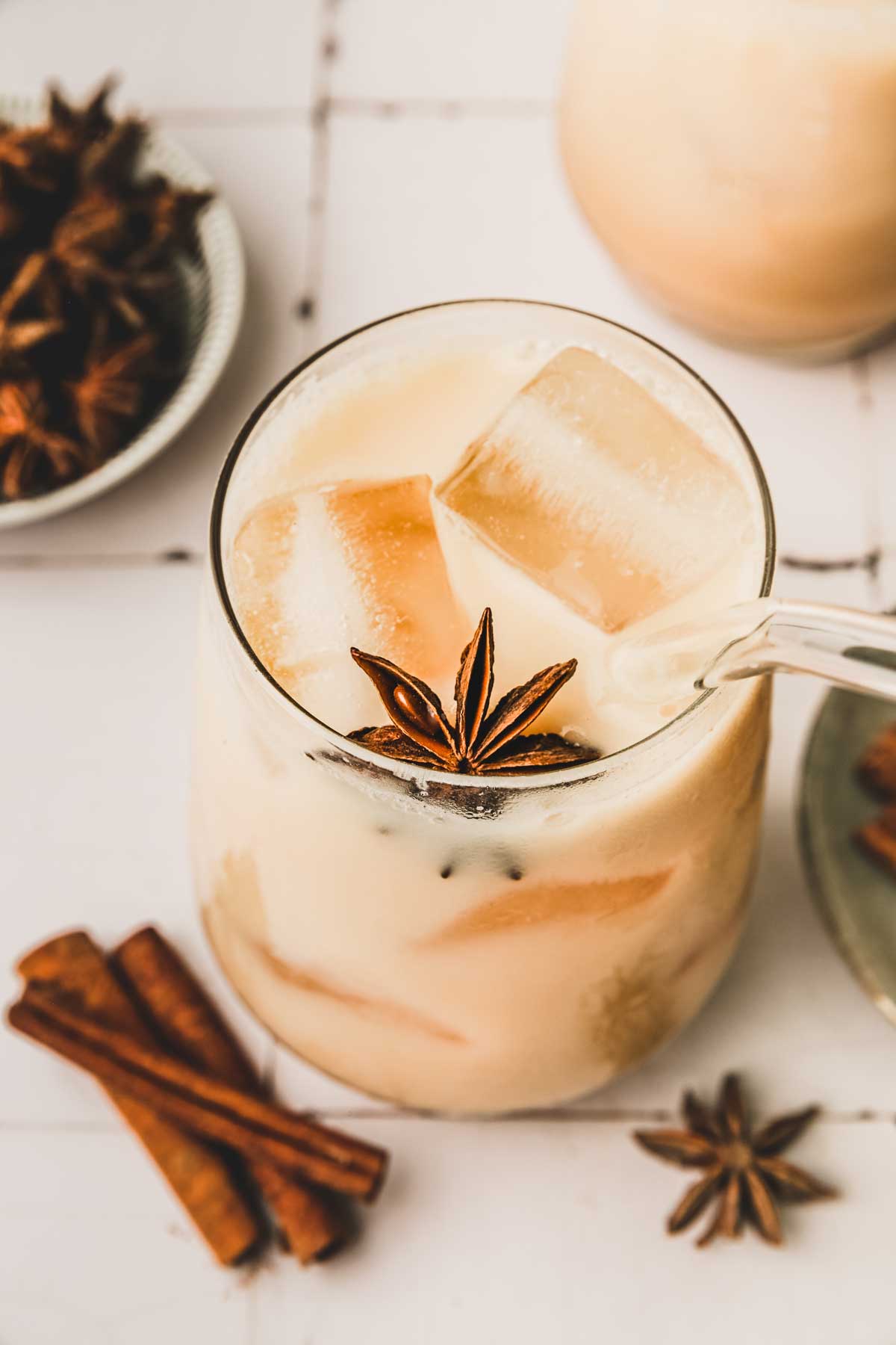 Verre de chai latte avec des glaçons et une paille