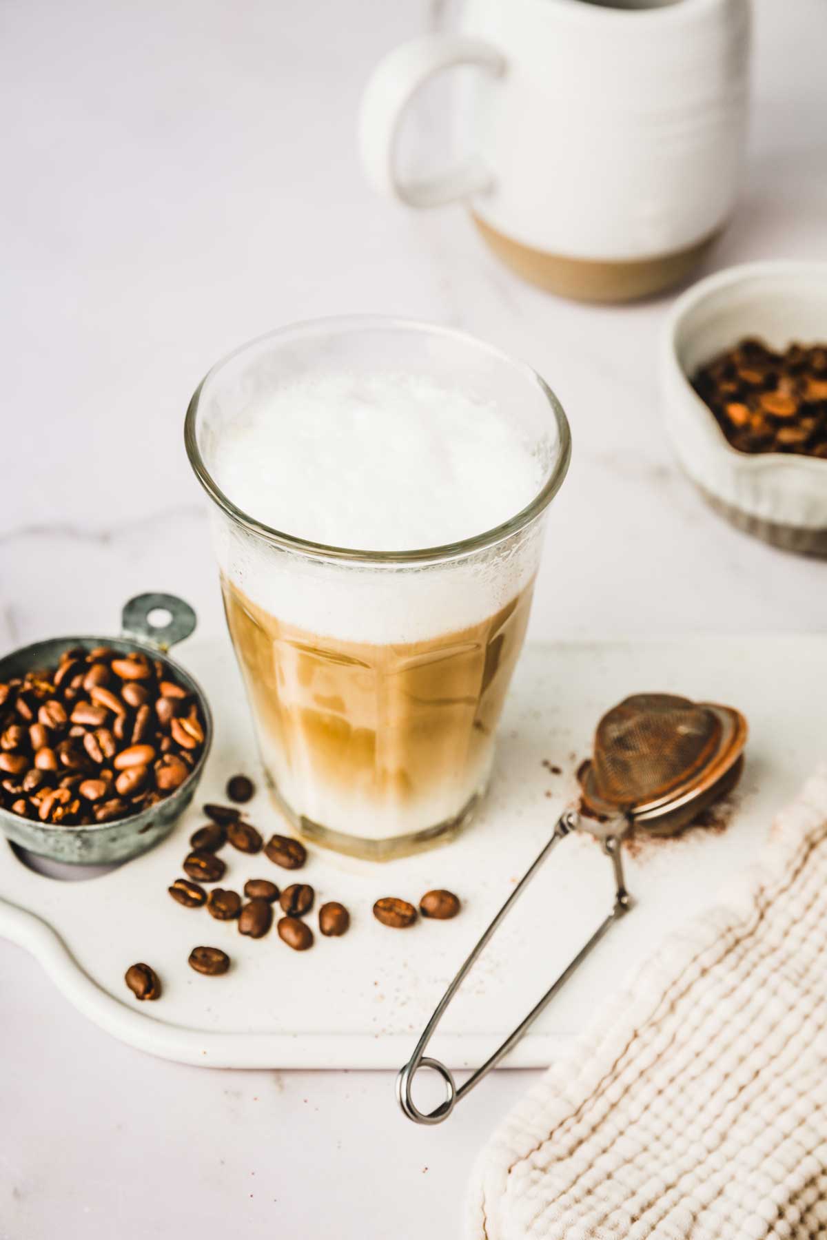 Plateau sur une table avec un verre remplie de café au lait