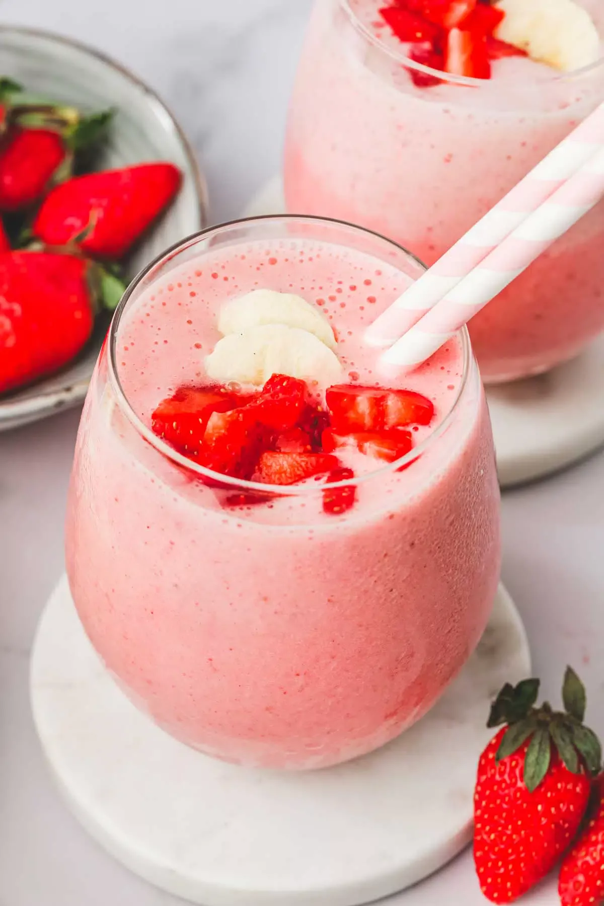 Best Strawberry Banana Smoothie - 3 ingredients - Ready in 5 min