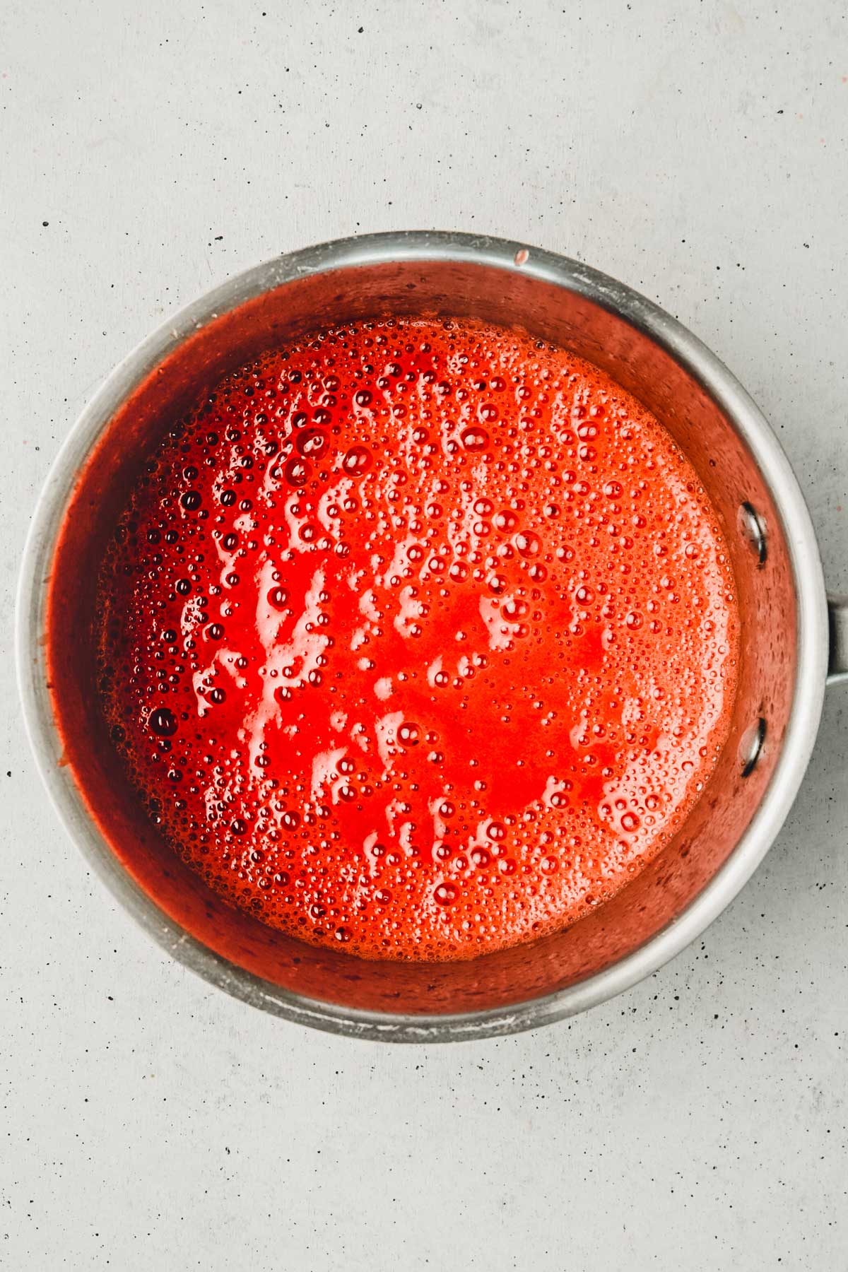 Casserole avec du coulis de fraise