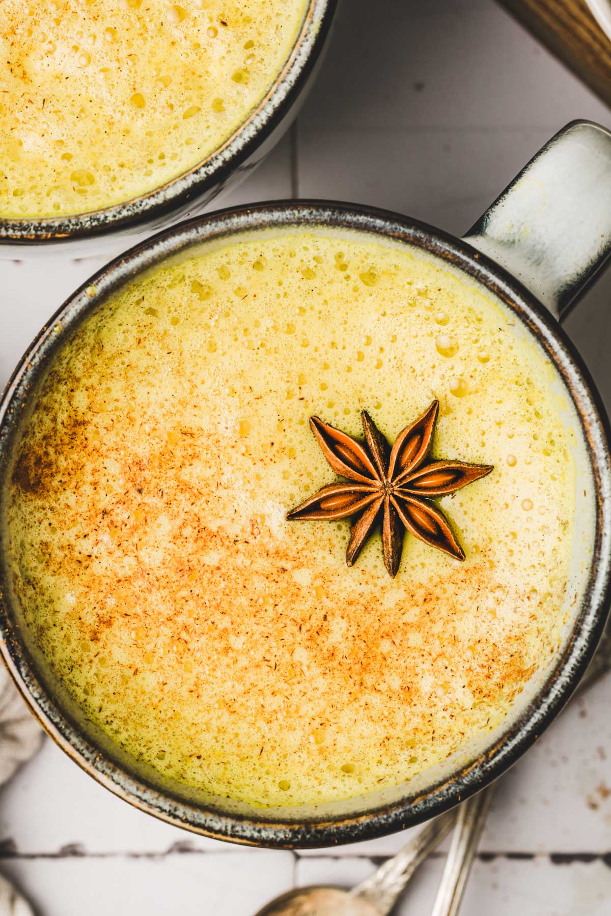 Tasse avec du golden latte et une anis étoilée