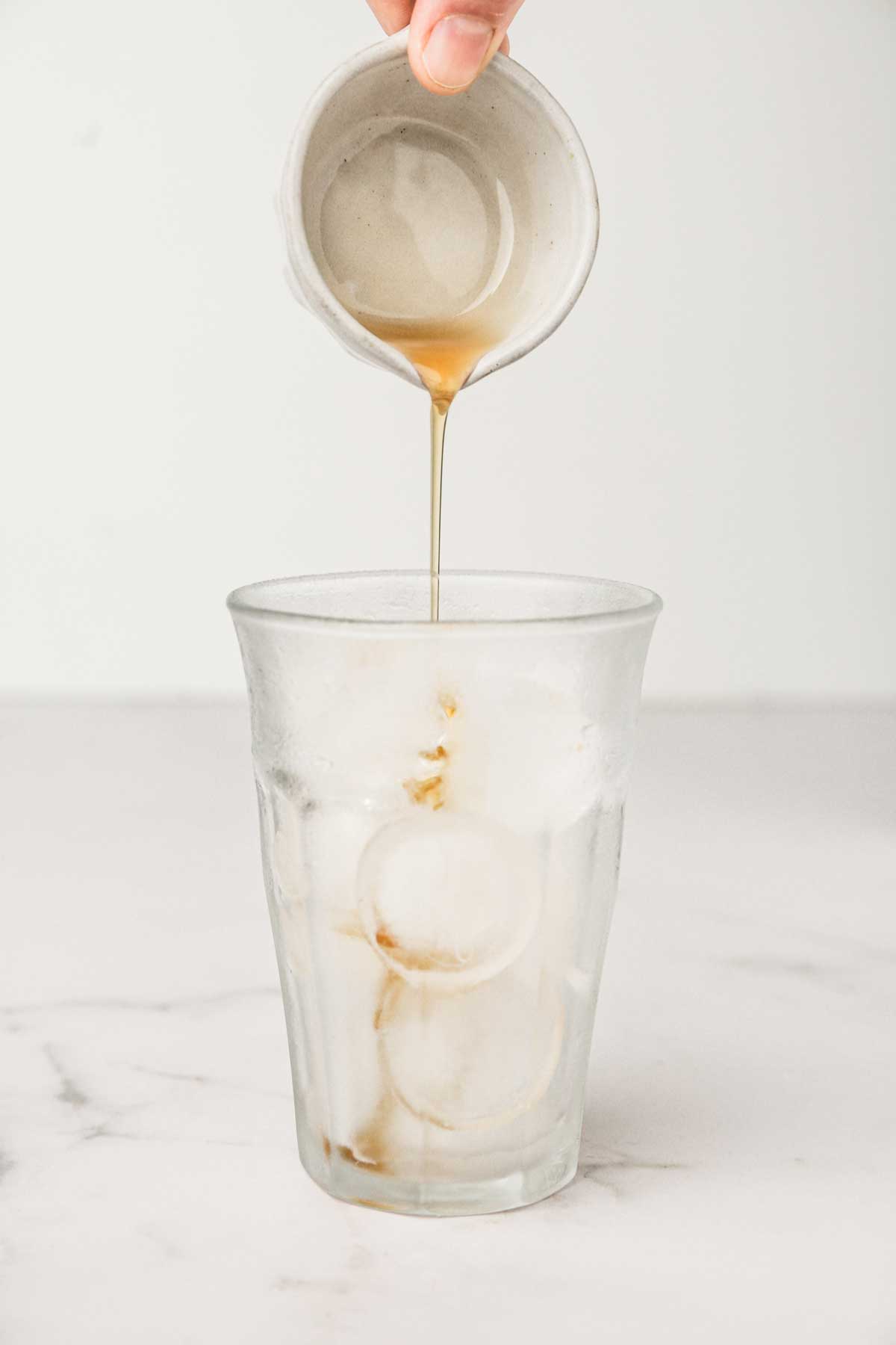 Verre avec du sirop d'érable et des glaçons