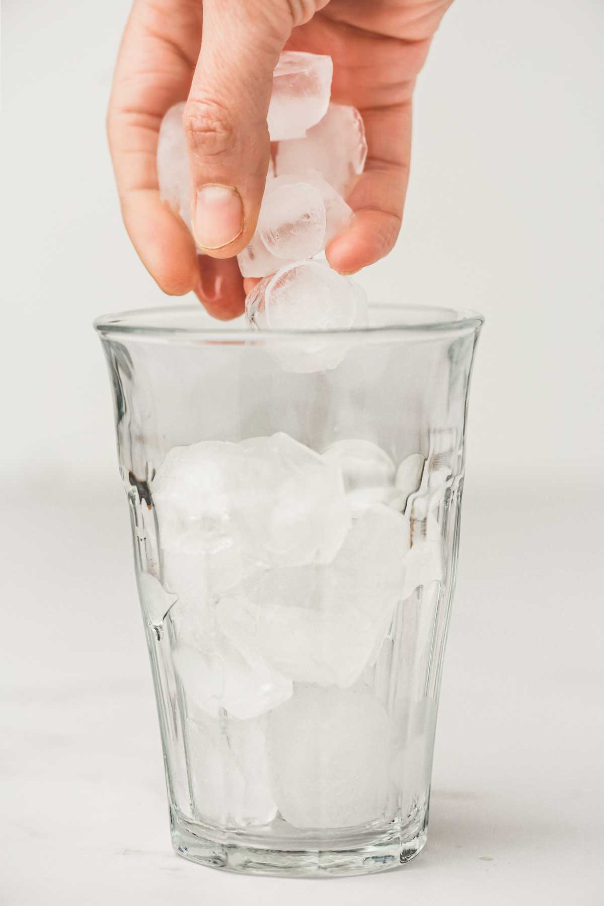 Verre transparent avec des glaçons