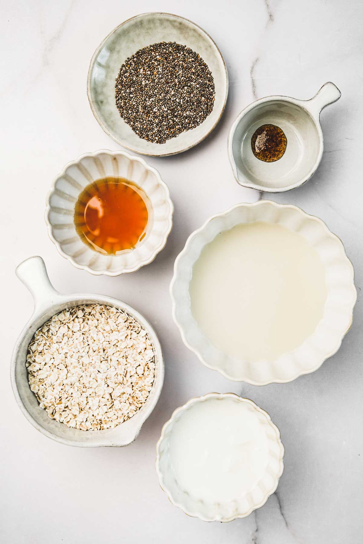 Petits bols avec des ingrédients