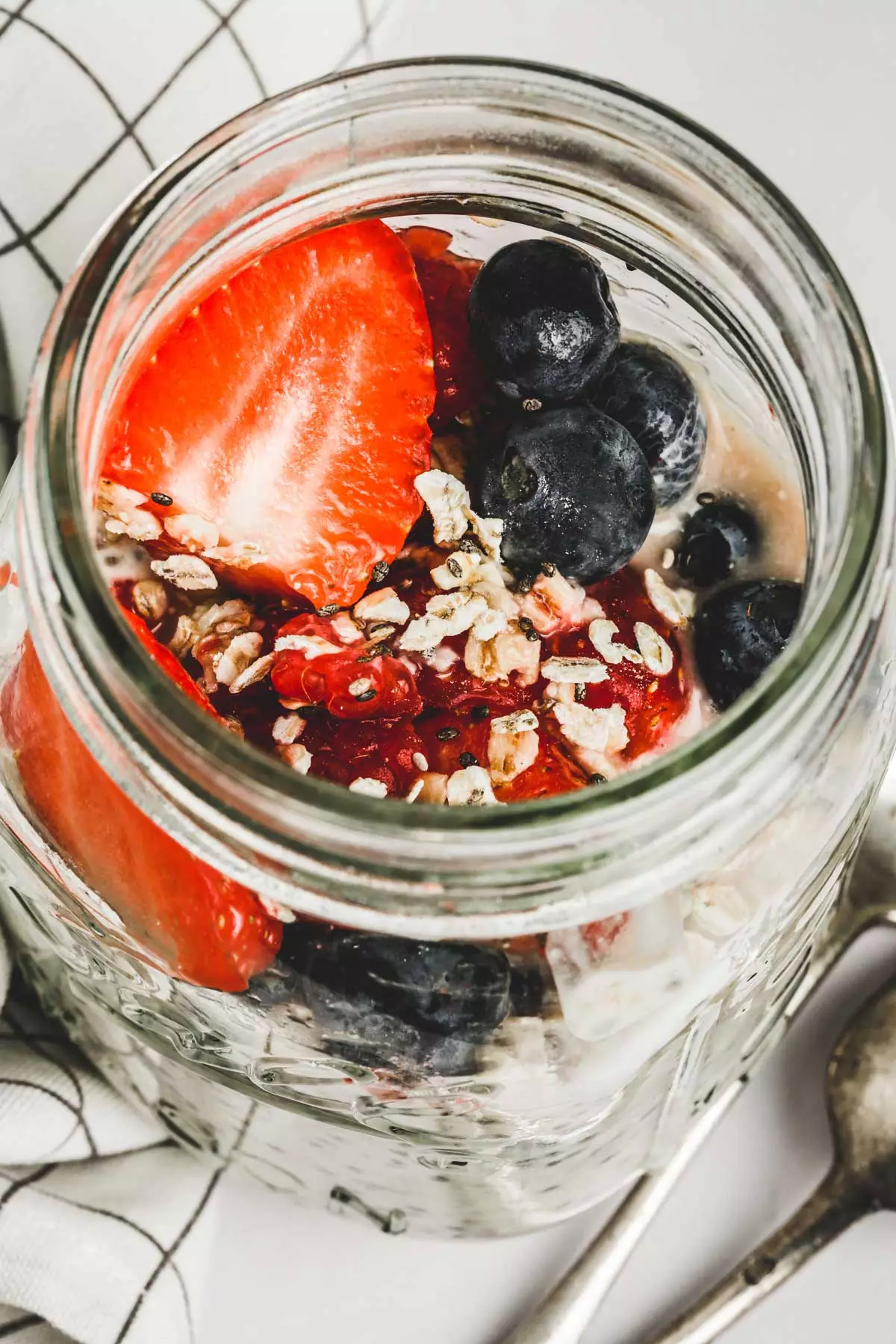 Intérieur d'un bocal avec des fruits rouges