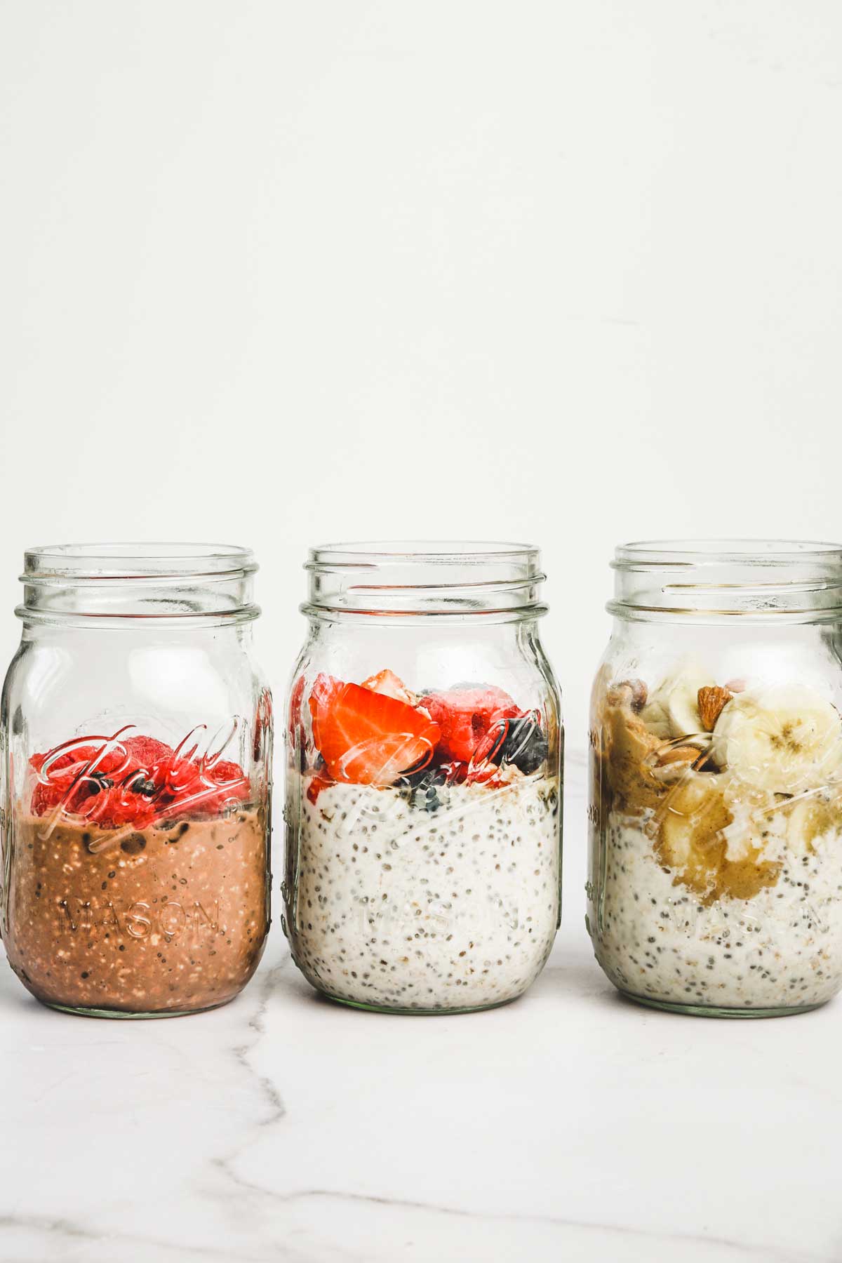 3 bocaux avec de l'overnight oats et des fruits