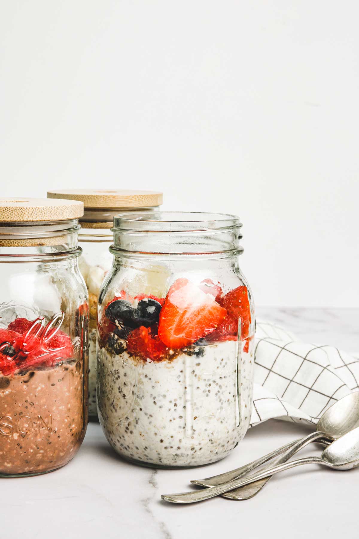 Bocaux avec overnight oats et fruits