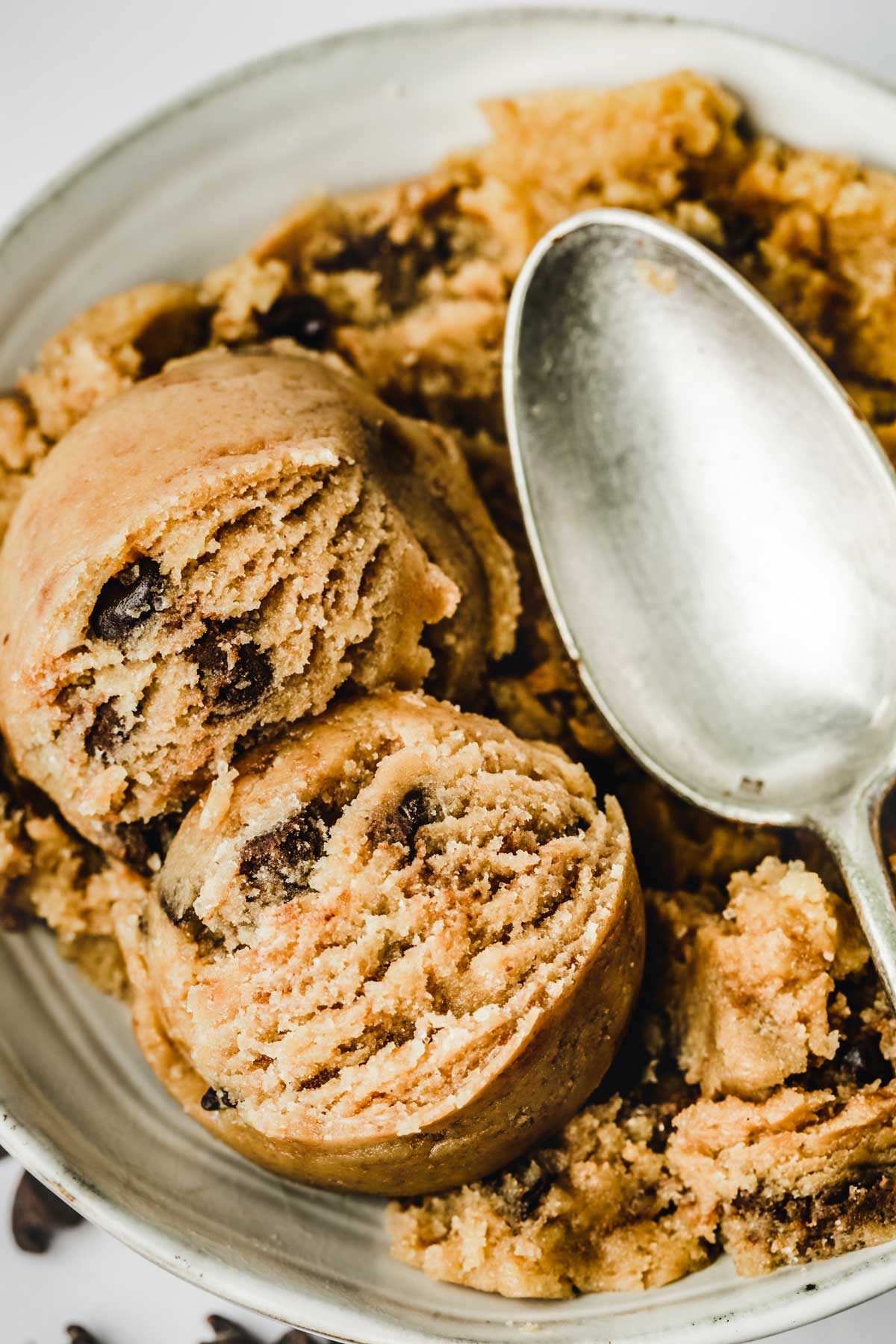 Pâte à cookie crue en boules avec une cuillère à café