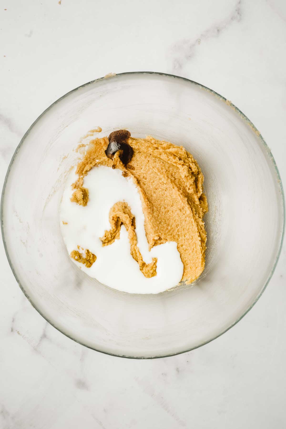Bol avec de la pâte à cookie
