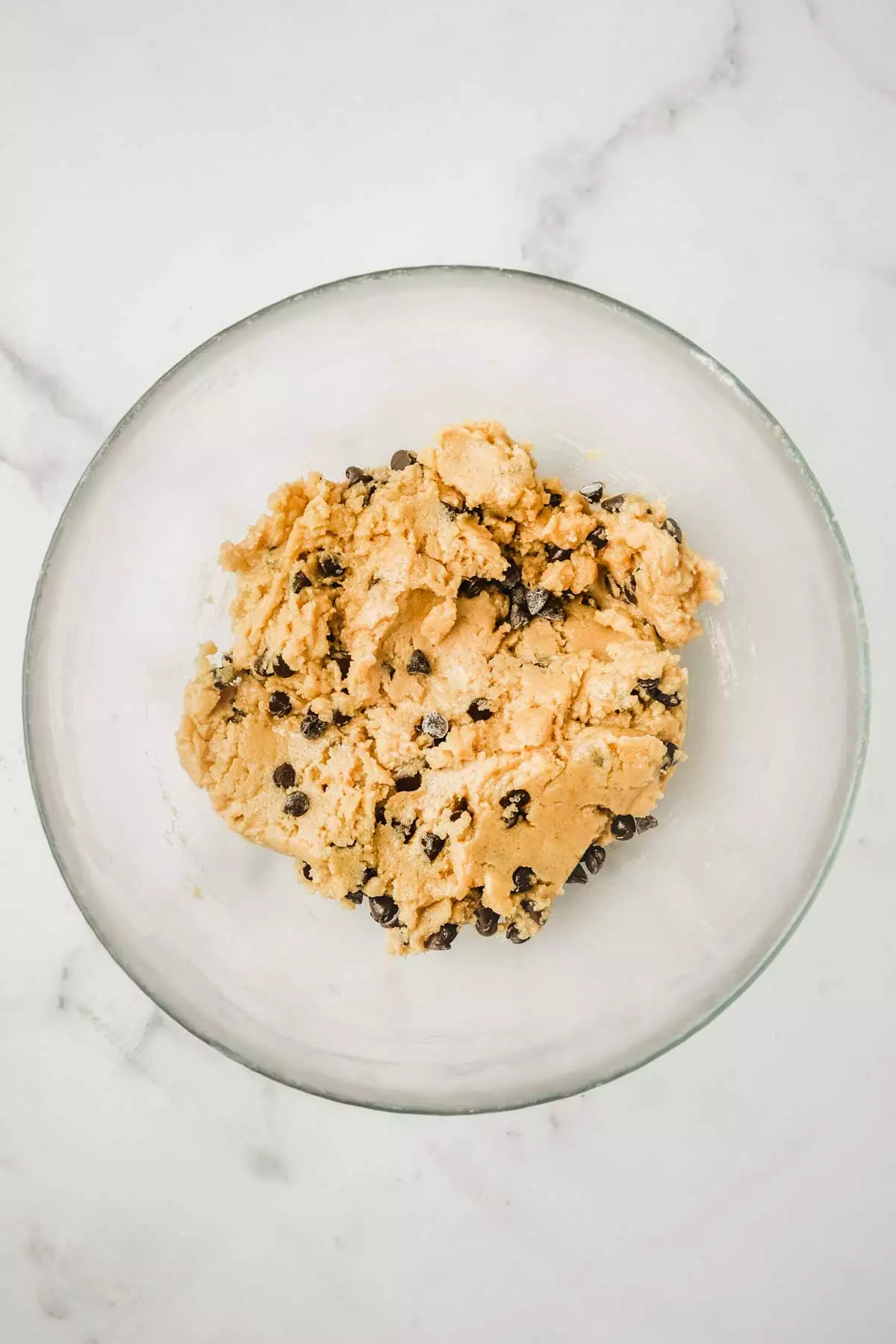 Bol avec de la pâte à cookie dough