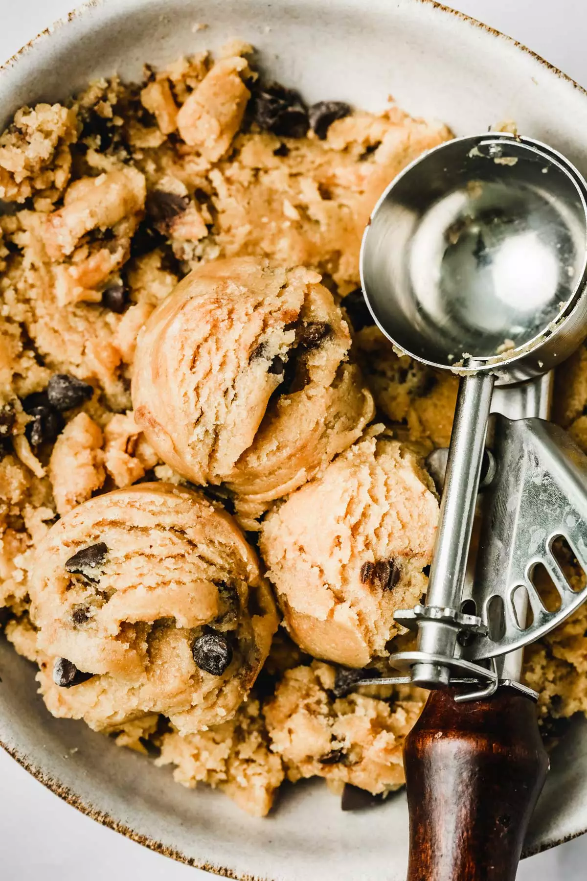 Bol avec une cuillère à glace et de la cookie dough
