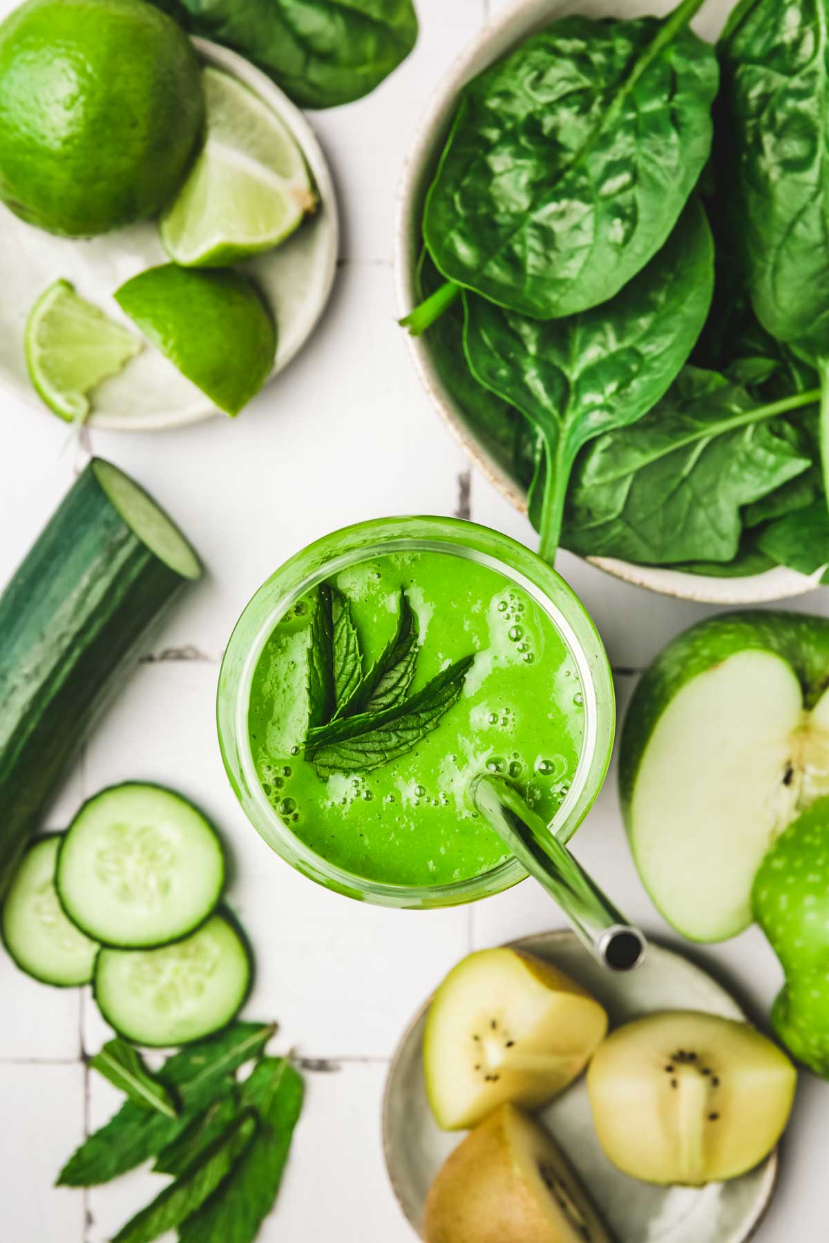legumes et fruits verts sur une table avec un smoothie 