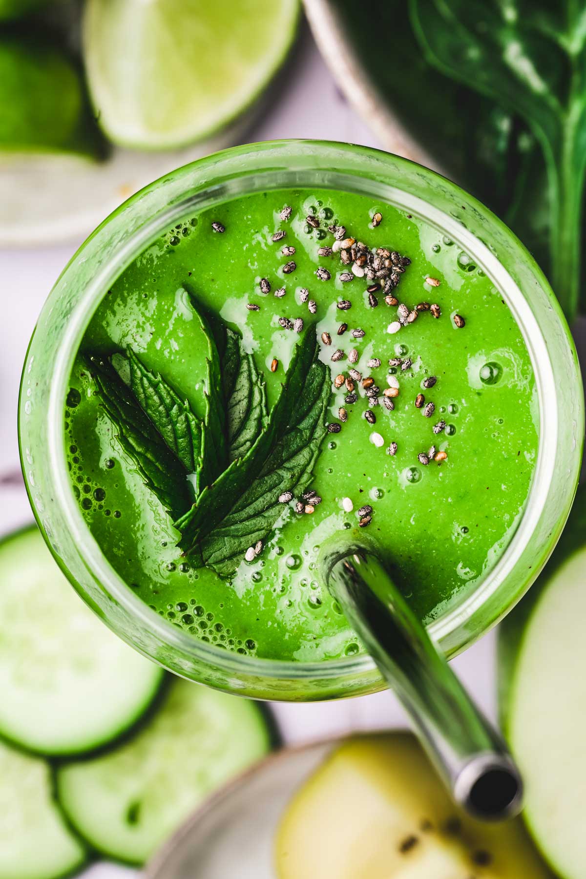 smoothie dans un verre avec des feuilles de menthes et des graines de chia