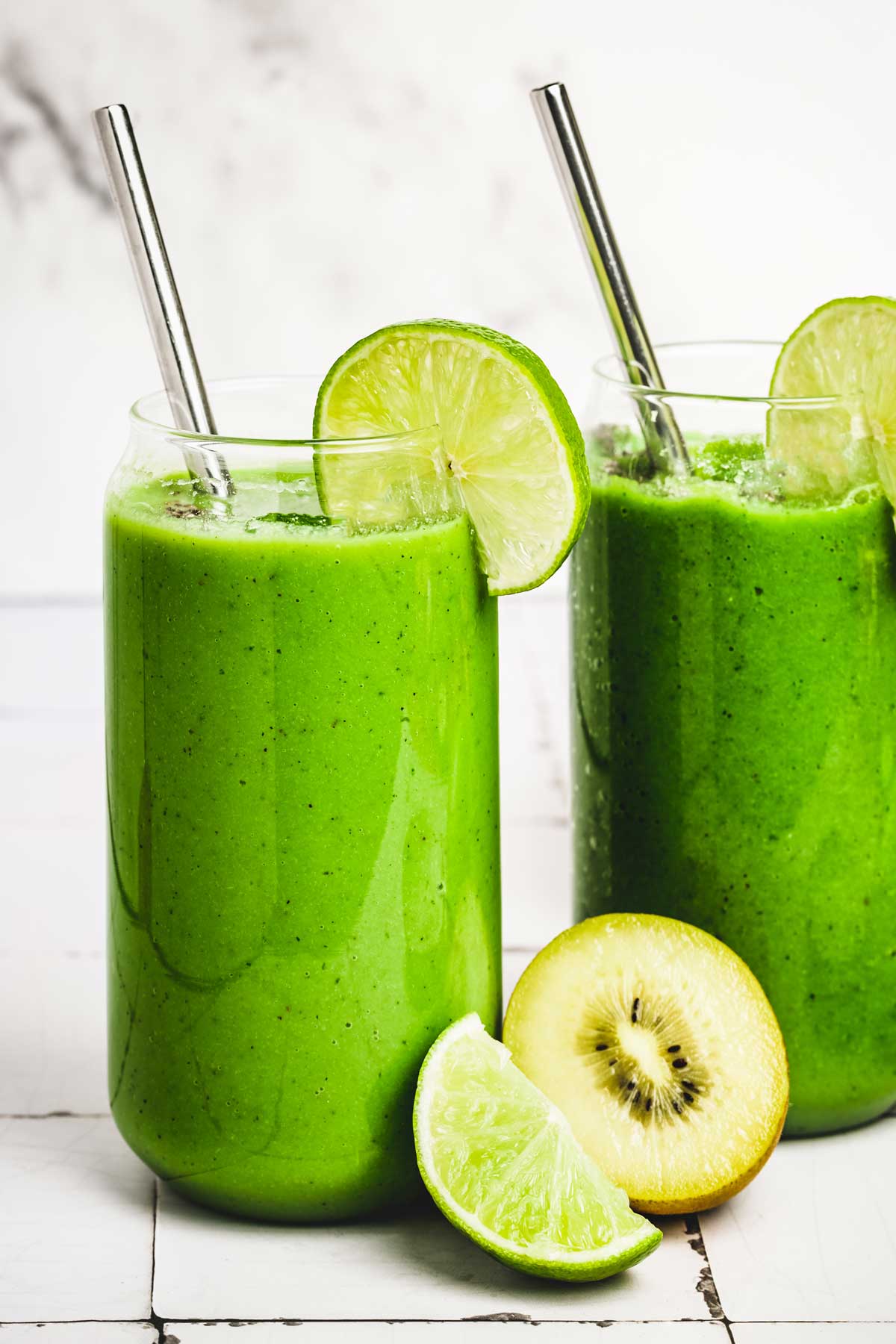 2 verres avec du smoothie vert