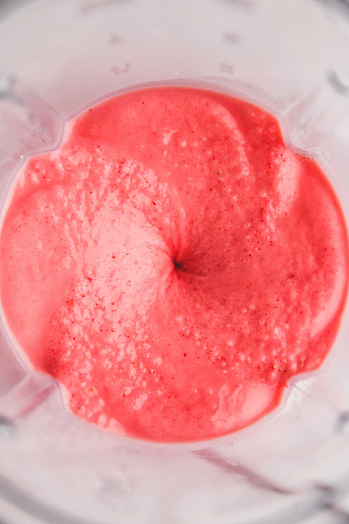 Smoothie fraise banane dans le blender