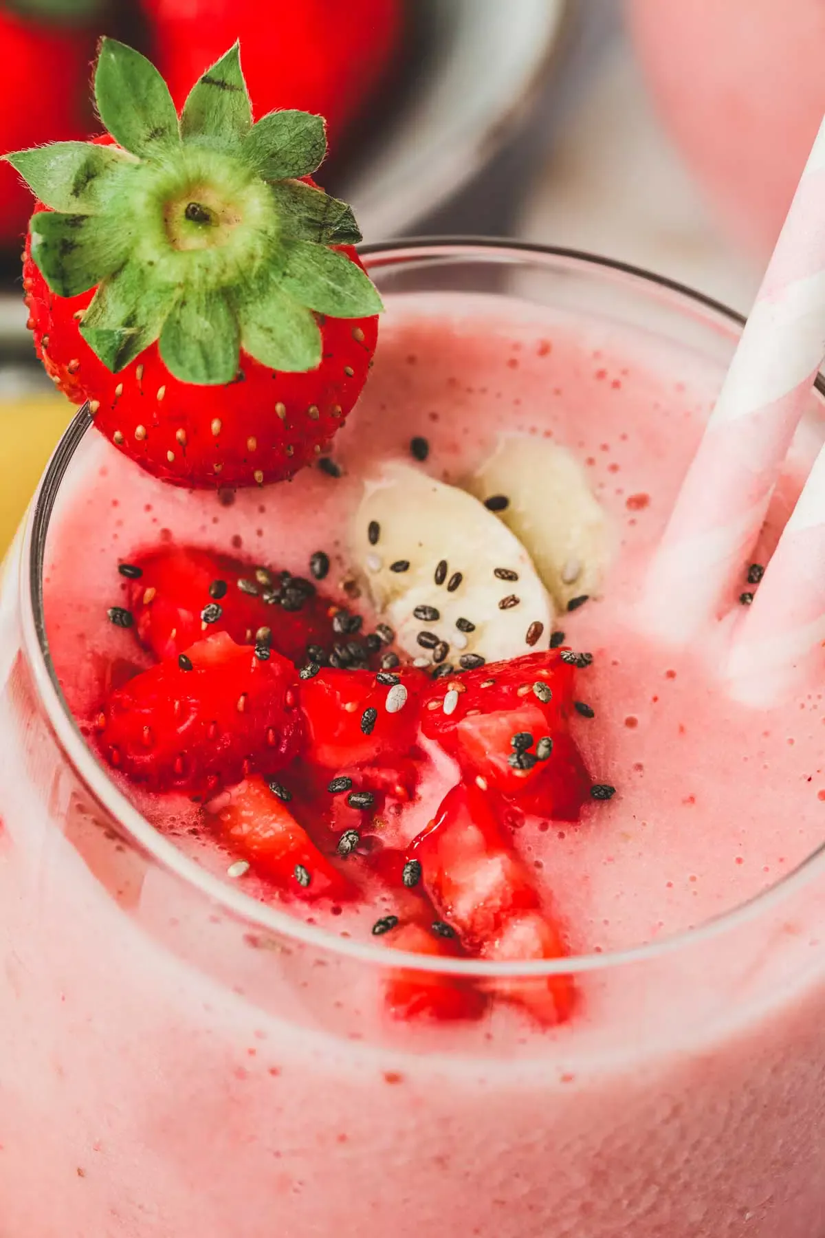 Verre de smoothie avec des fraises et des bananes