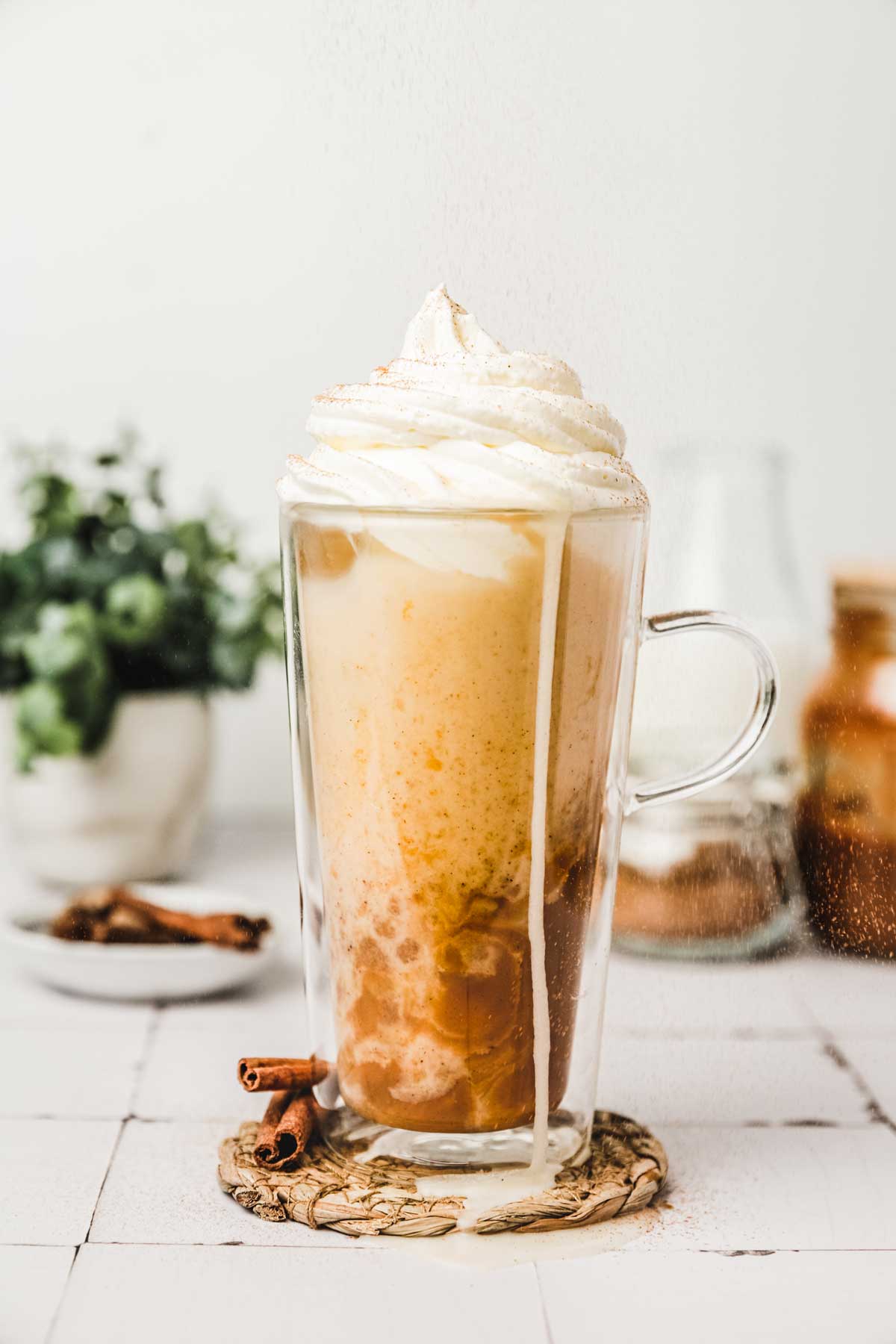 verre de pumpkin spice latte glacé sur une table