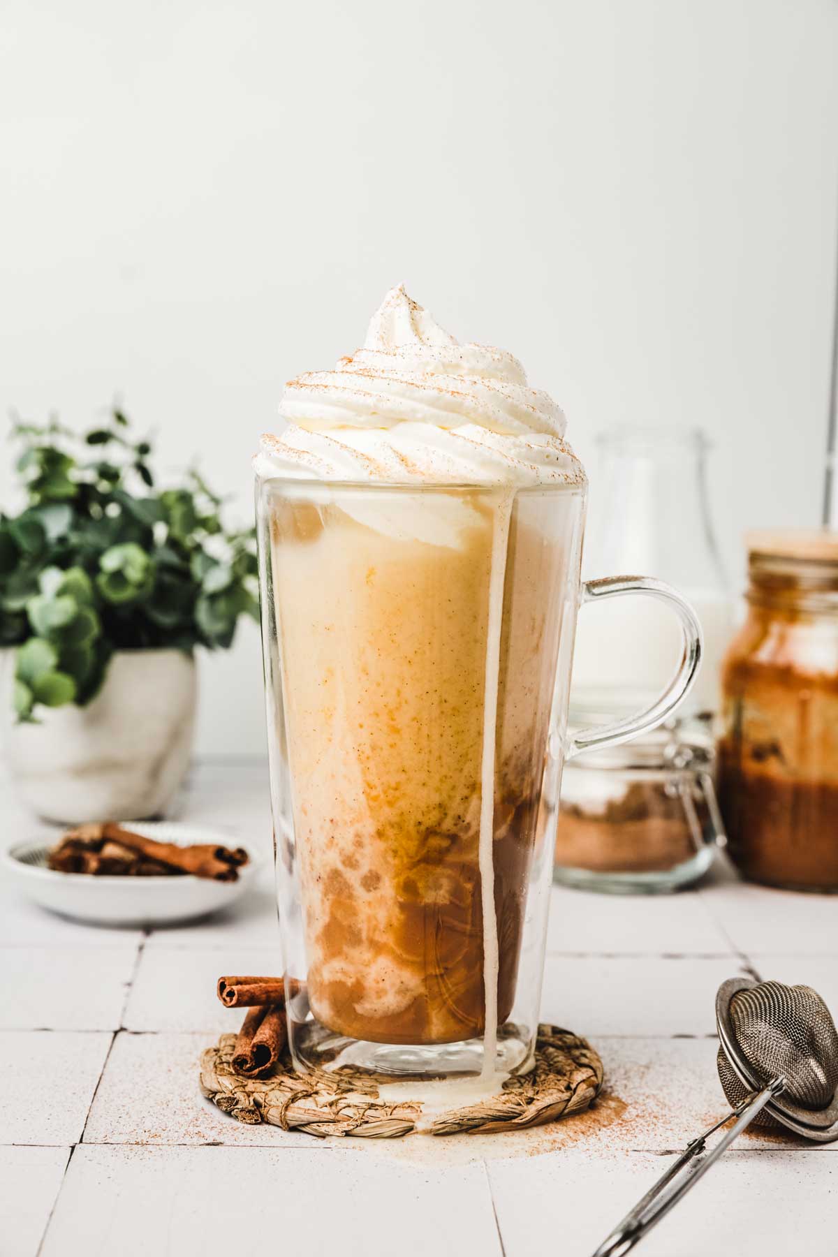 verre de pumpkin spice latte glacé sur une table