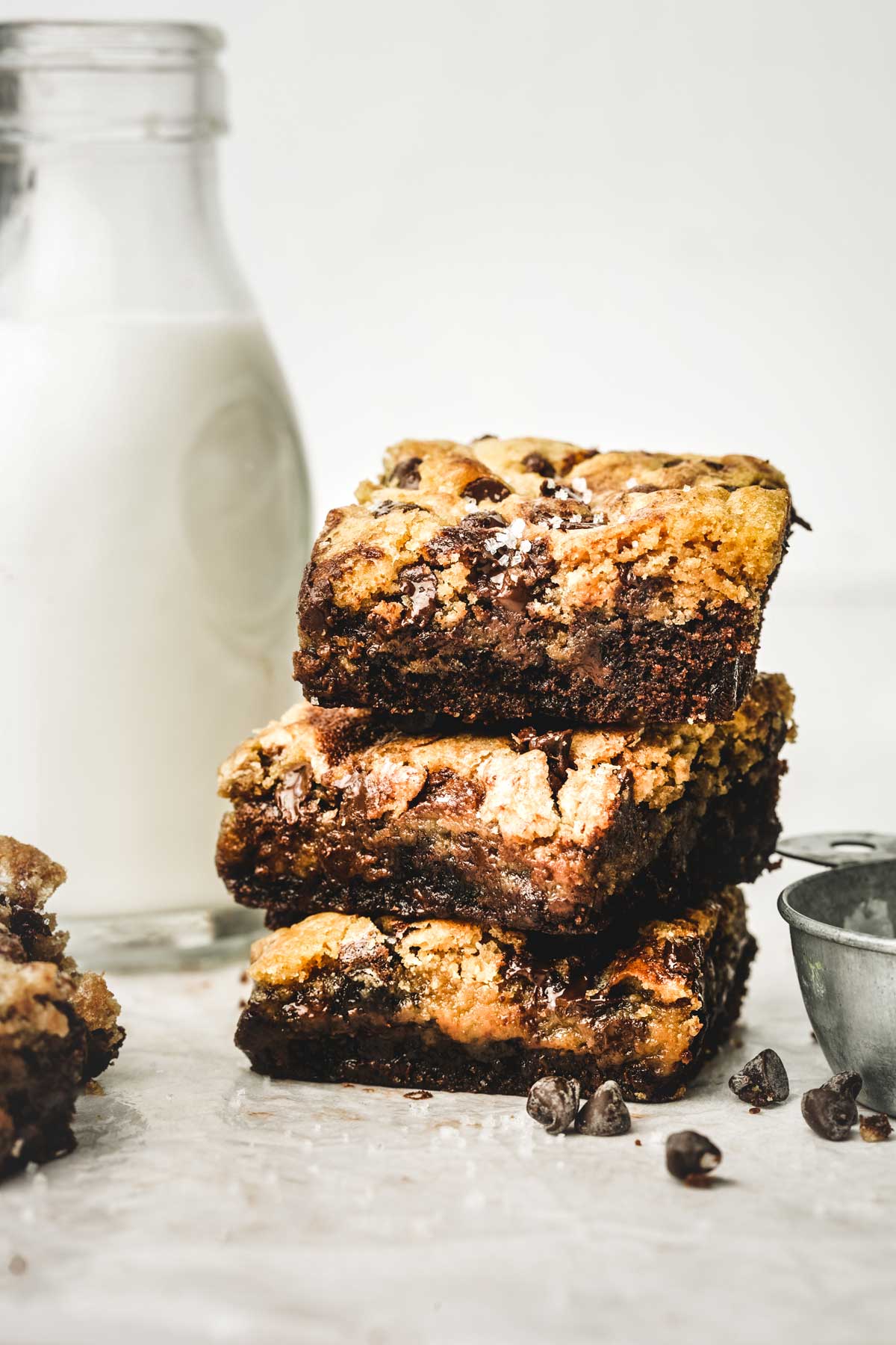 Morceaux de brookies sur une table