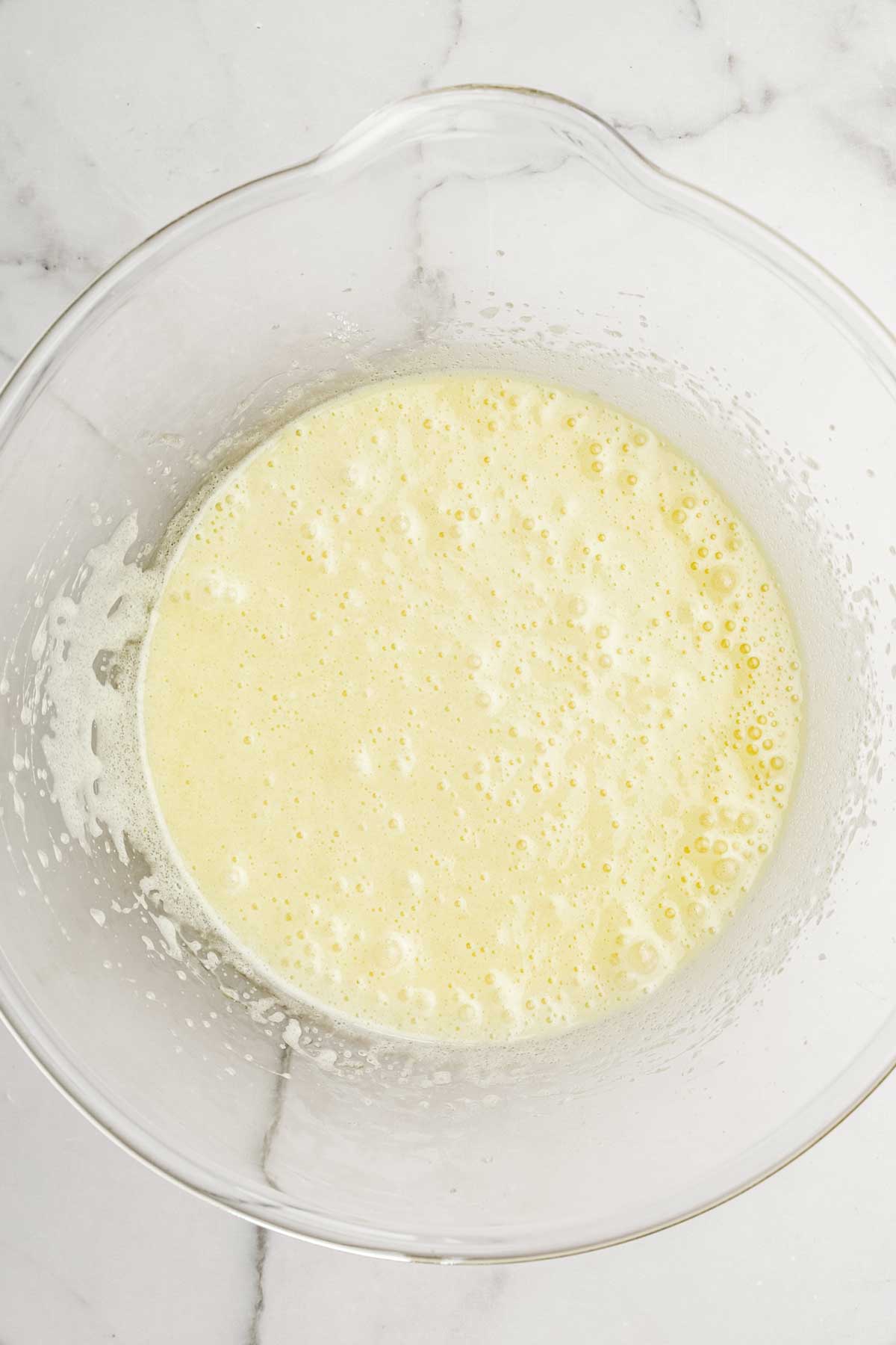 saladier avec des oeufs battus