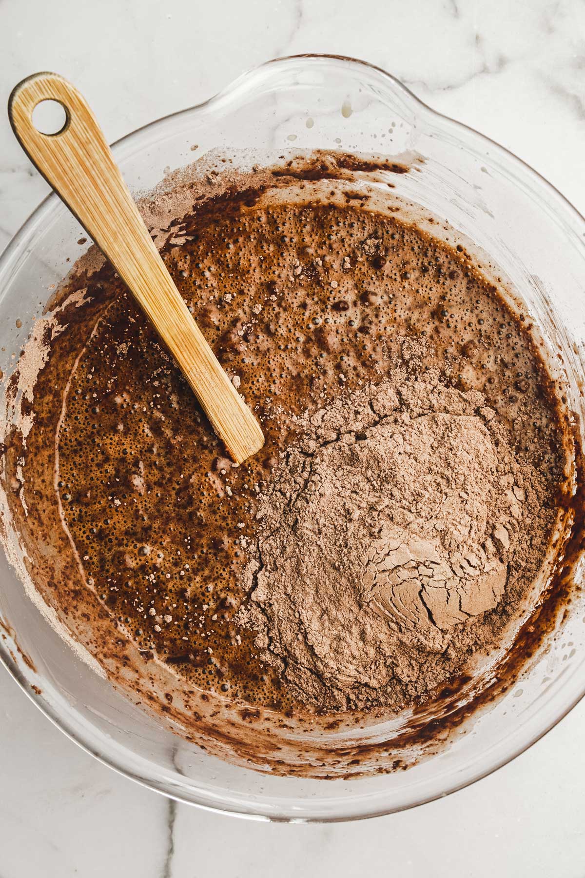 saladier avec de la pâte à gâteau