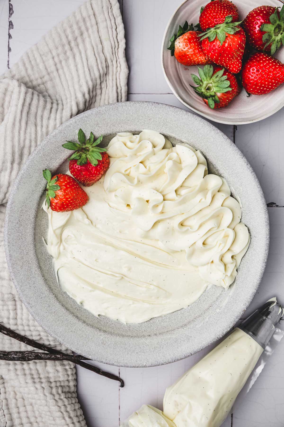 Crème diplomate dans une assiette sur une table