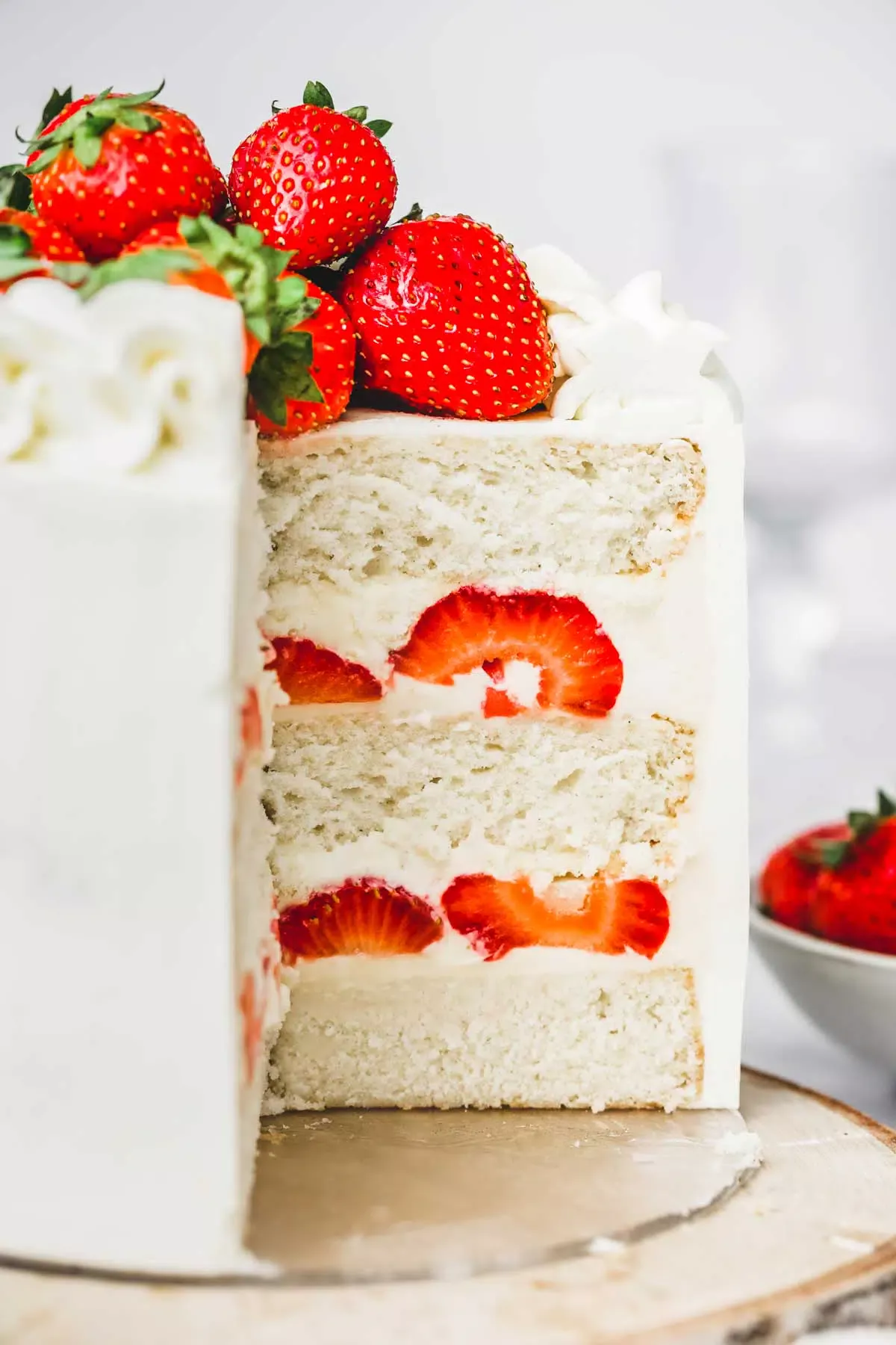 Layer cake fraisier coupé avec des fraises 