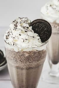 Easy 5-Min Oreo Milkshake Recipe with Vanilla Ice Cream