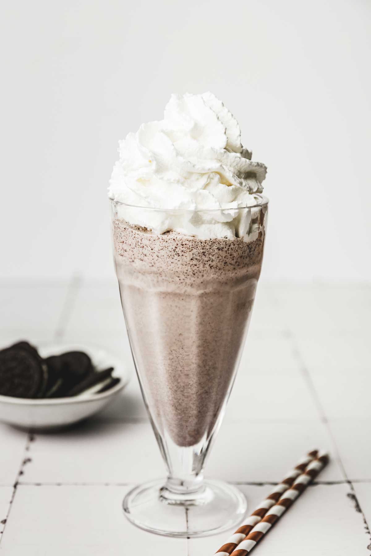 Grand verre rempli de milksake oreo et chantilly