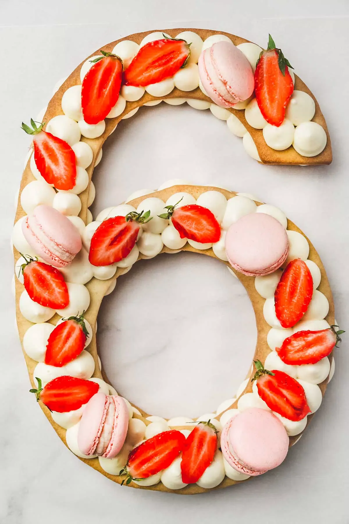 Number cake with strawberry and macarons