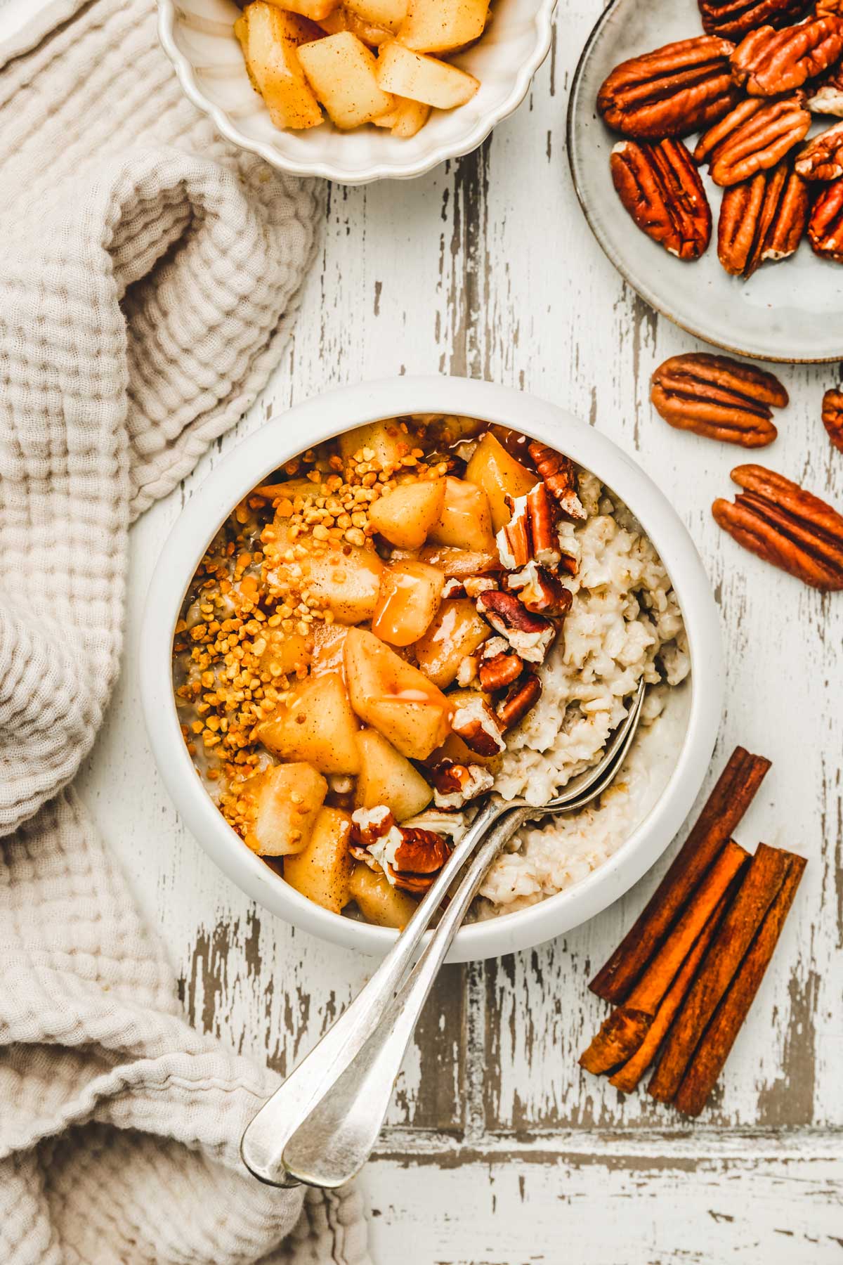 Bol avec du porridge flocons d'avoines aux pommes cannelle