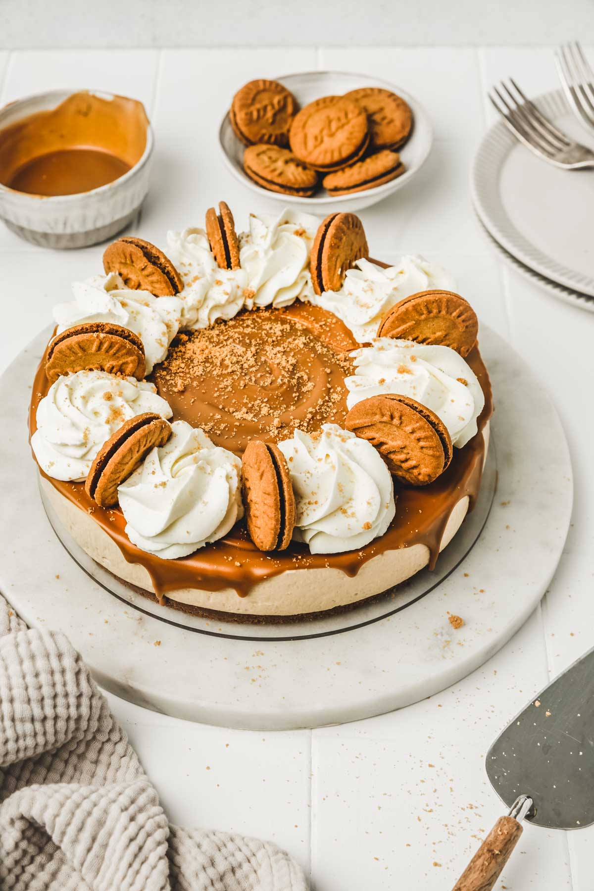 Cheeecake au spéculoos sur une table