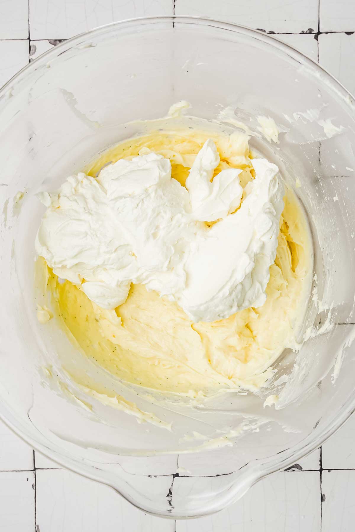 Bol avec crème pâtissière et crème fouettée