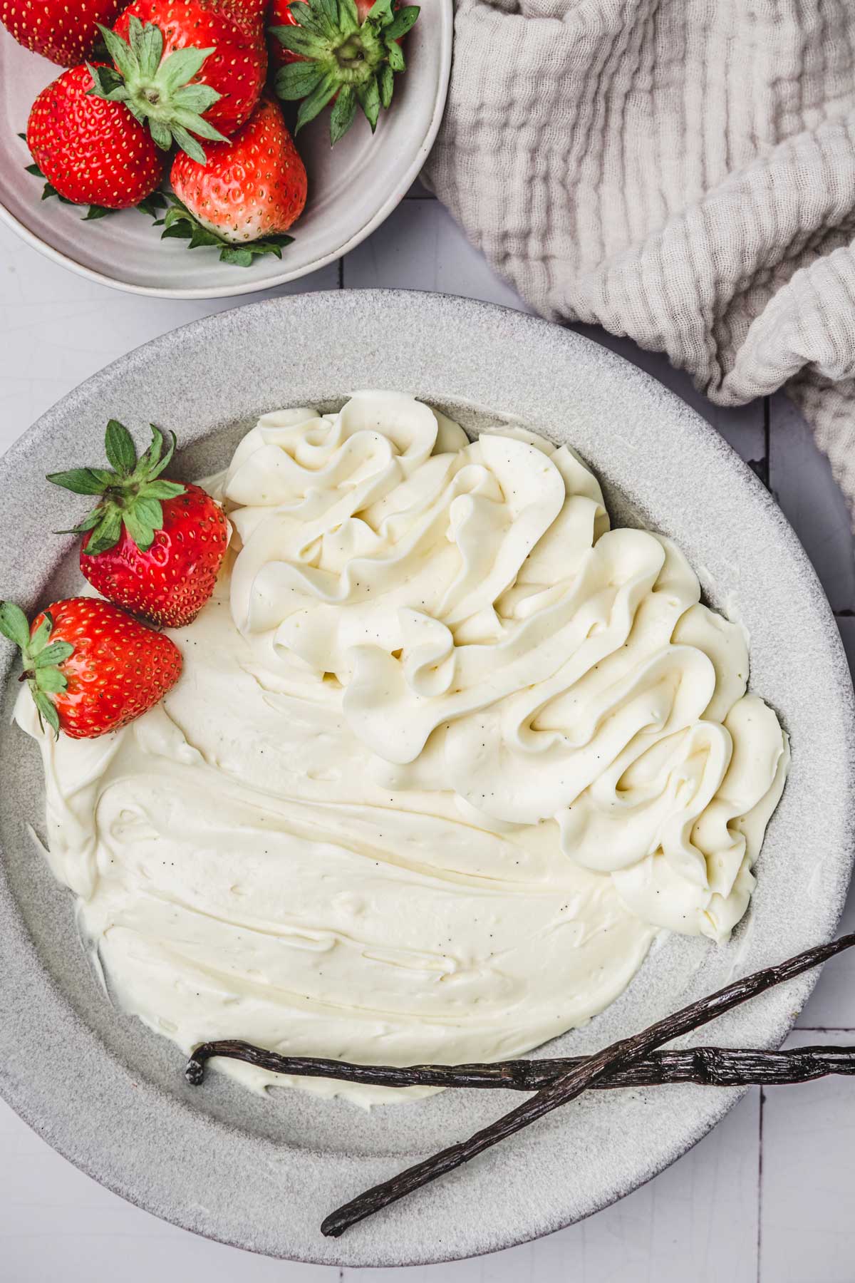 Crème diplomate dans une assiette sur une table