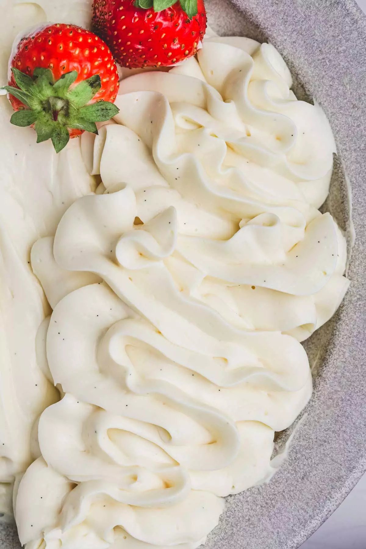 Crème diplomate dans une assiette sur une table