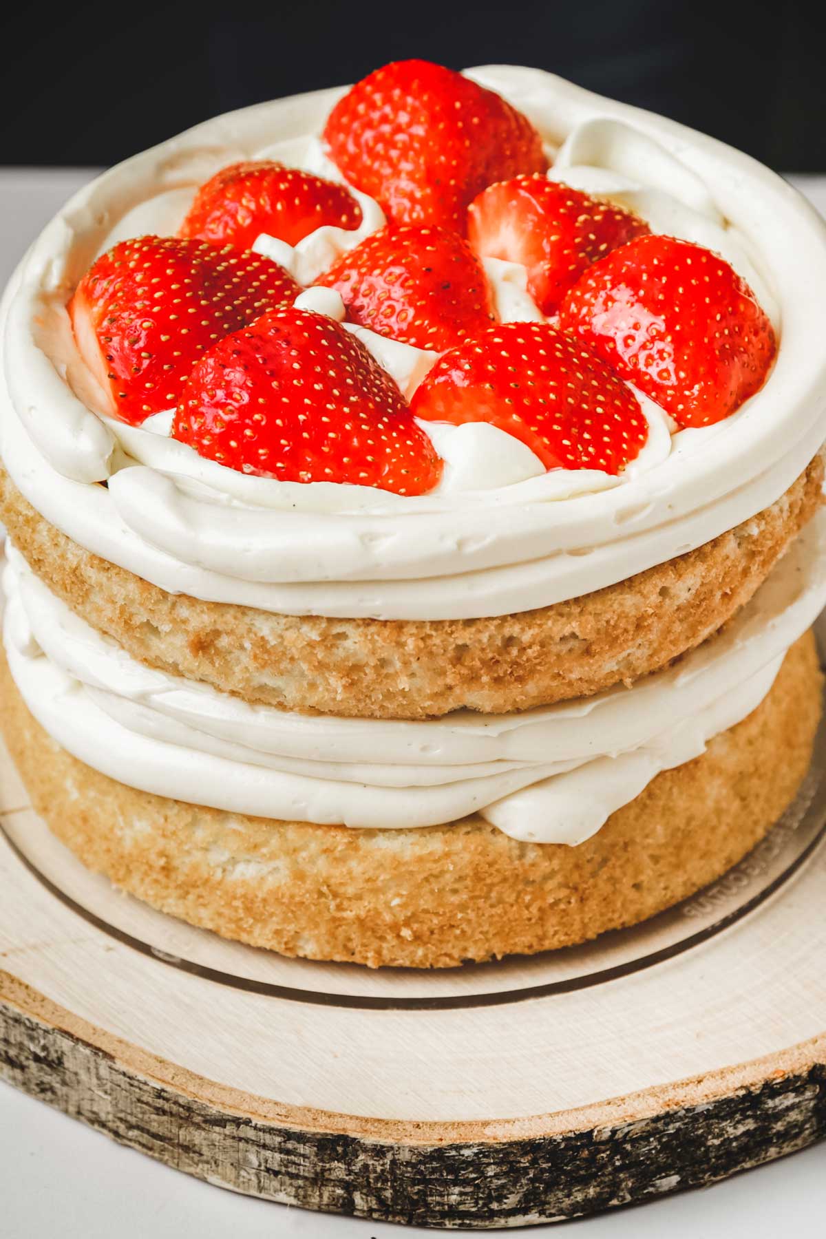 Sponges with cream and strawberries