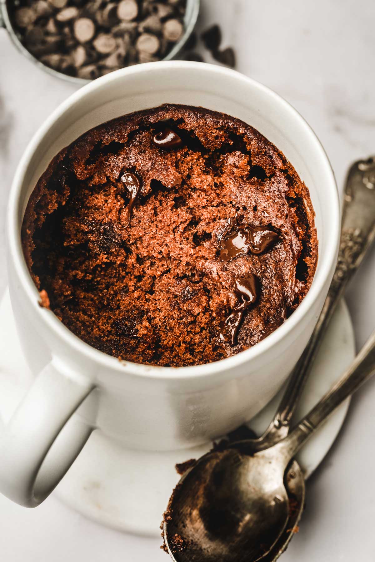 Mug cake au chocolat et pépites de chocolat