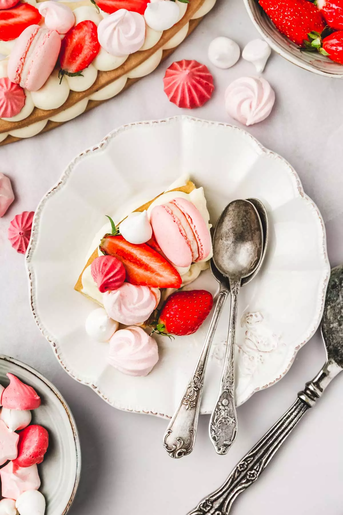 Assiette à dessert avec une part de number cake et des cuillères à café