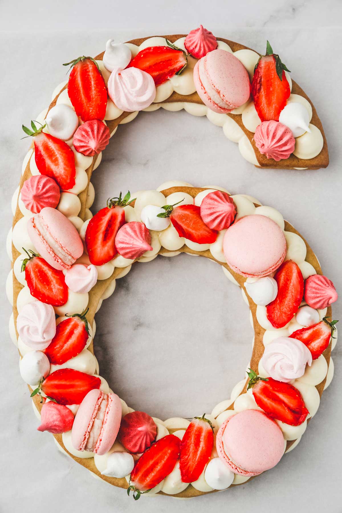 Number cake avec fraise et macarons