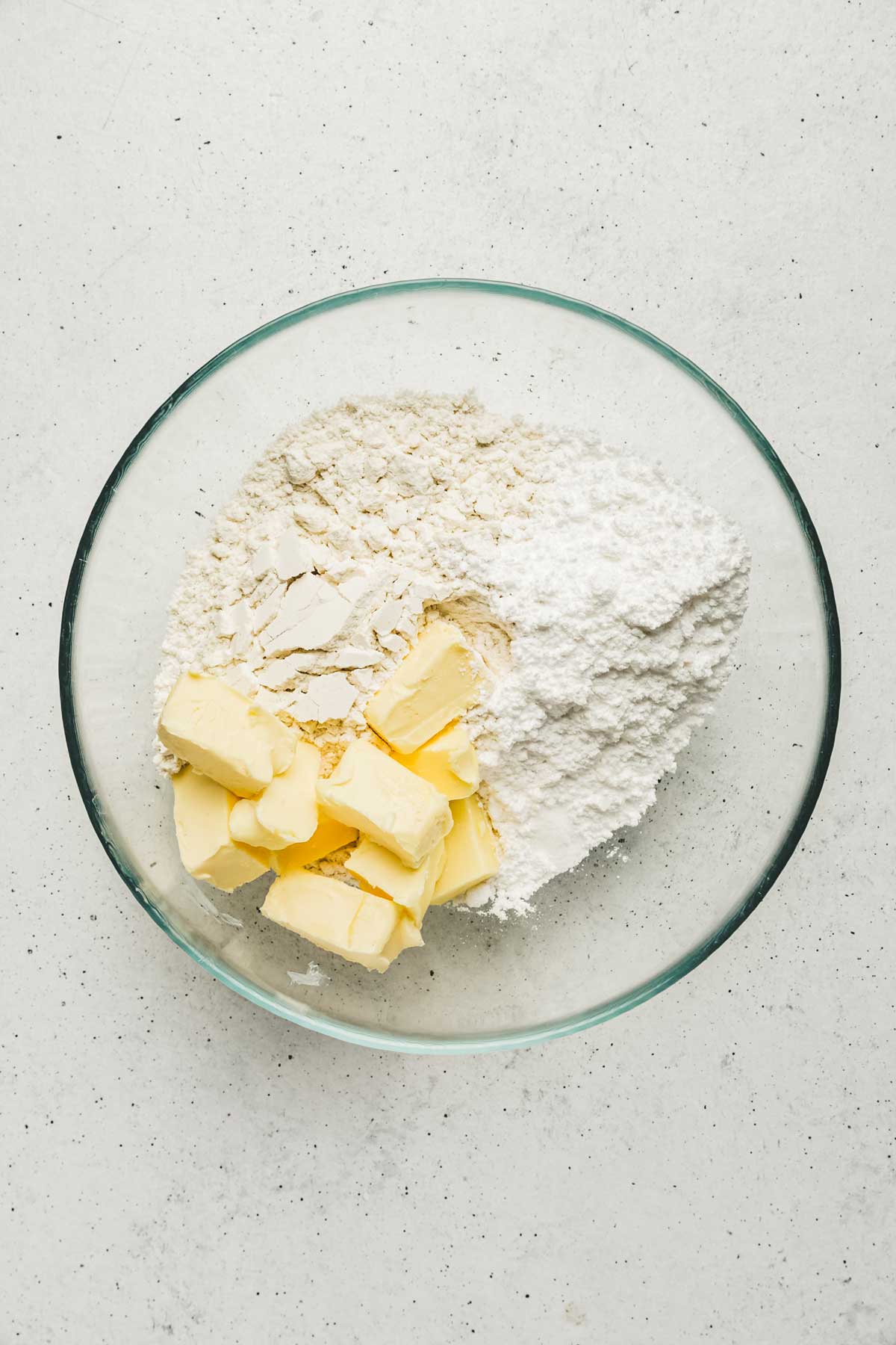 Bol avec farine, sucre et beurre pour préparer la pâte à tarte au citron meringuée