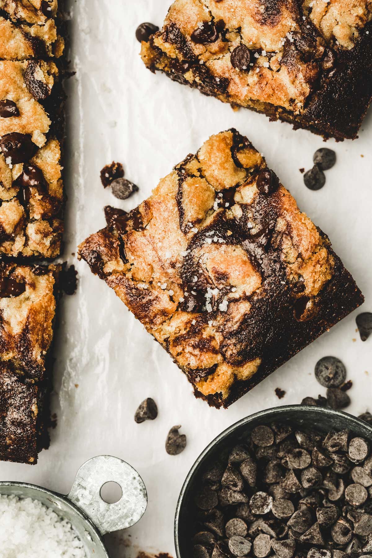 Brookies coupés sur une table