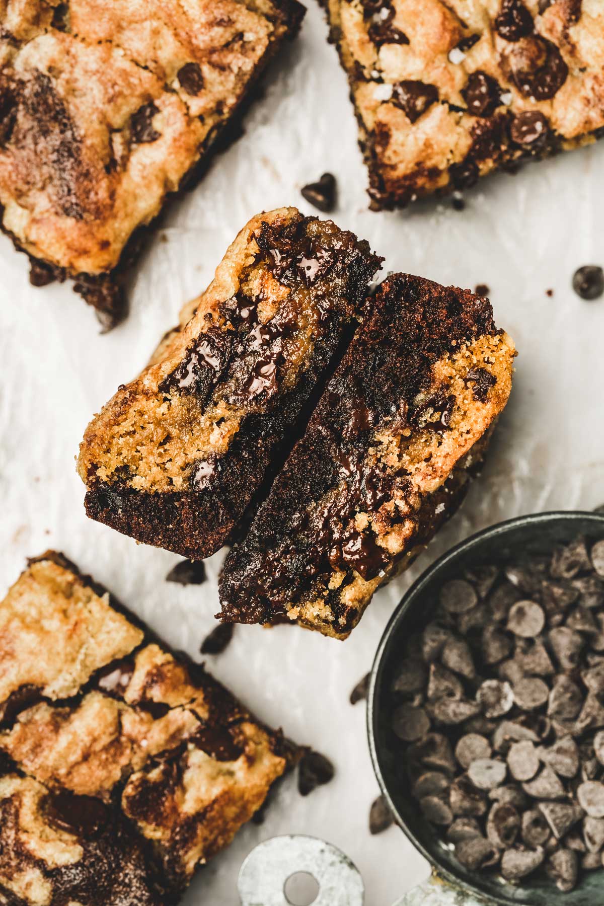 Brookies sur une tables avec des pépites de chocolat