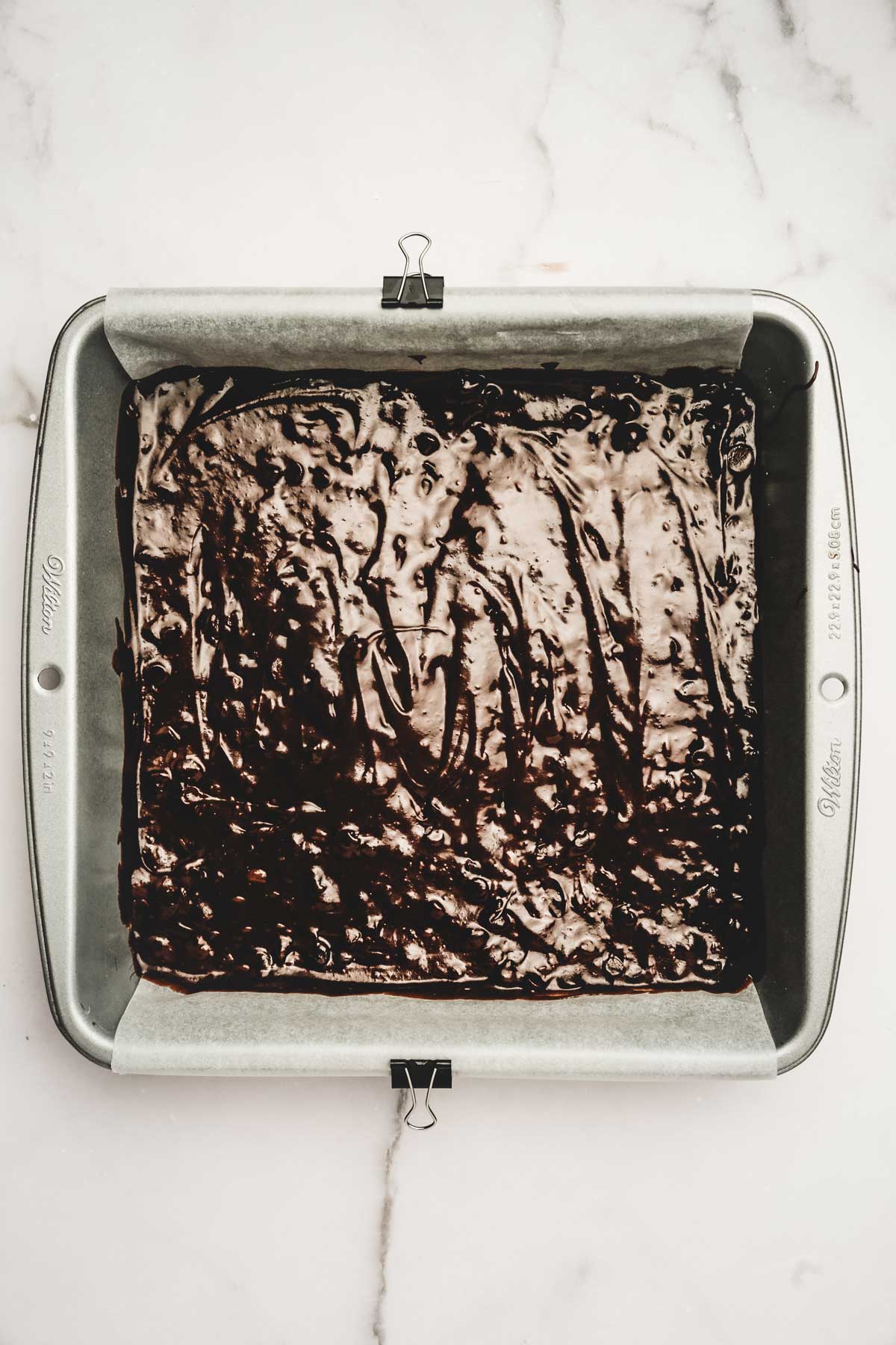 Moule carré avec pâte à brownies