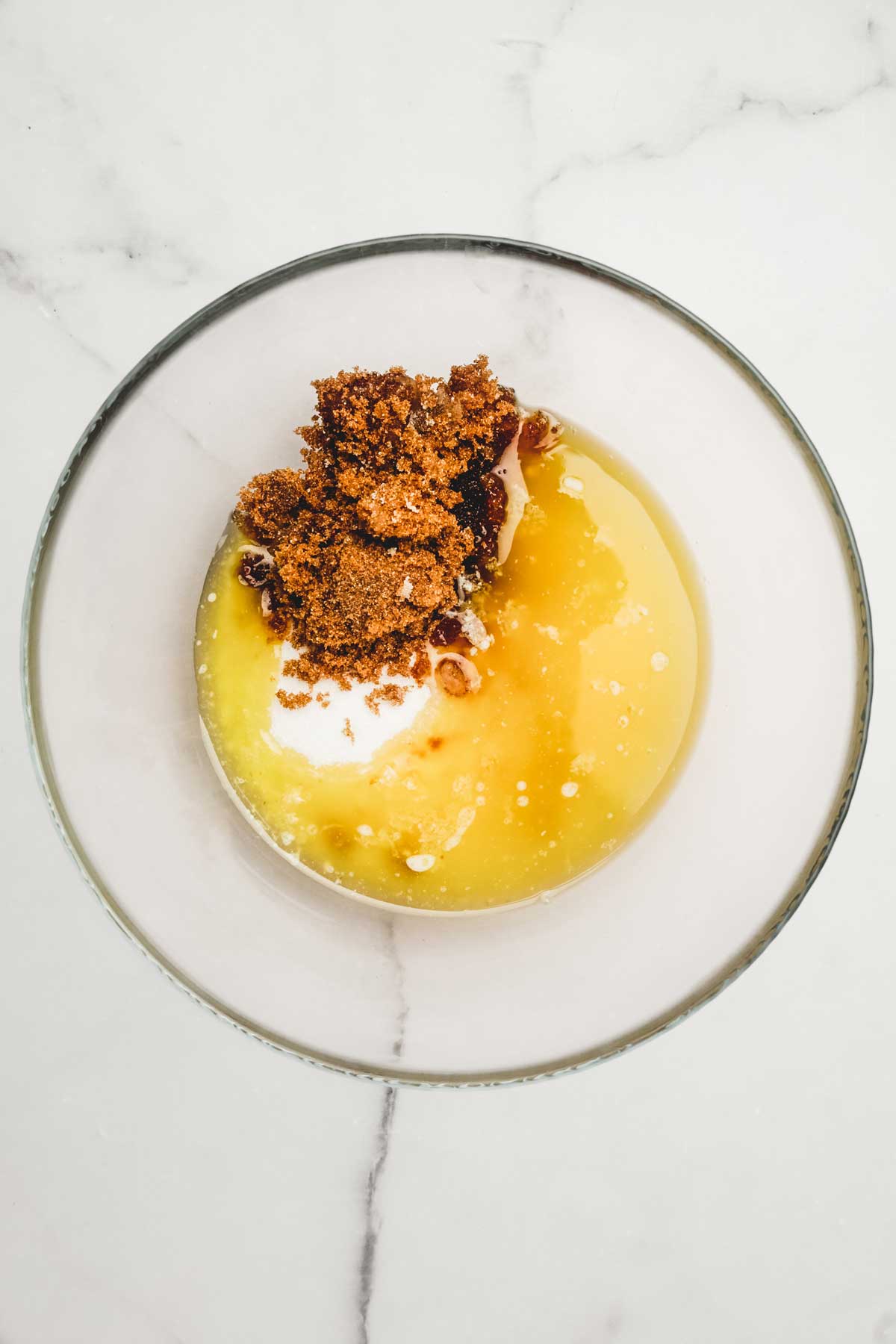 Bol avec du beurre fondu et du sucre