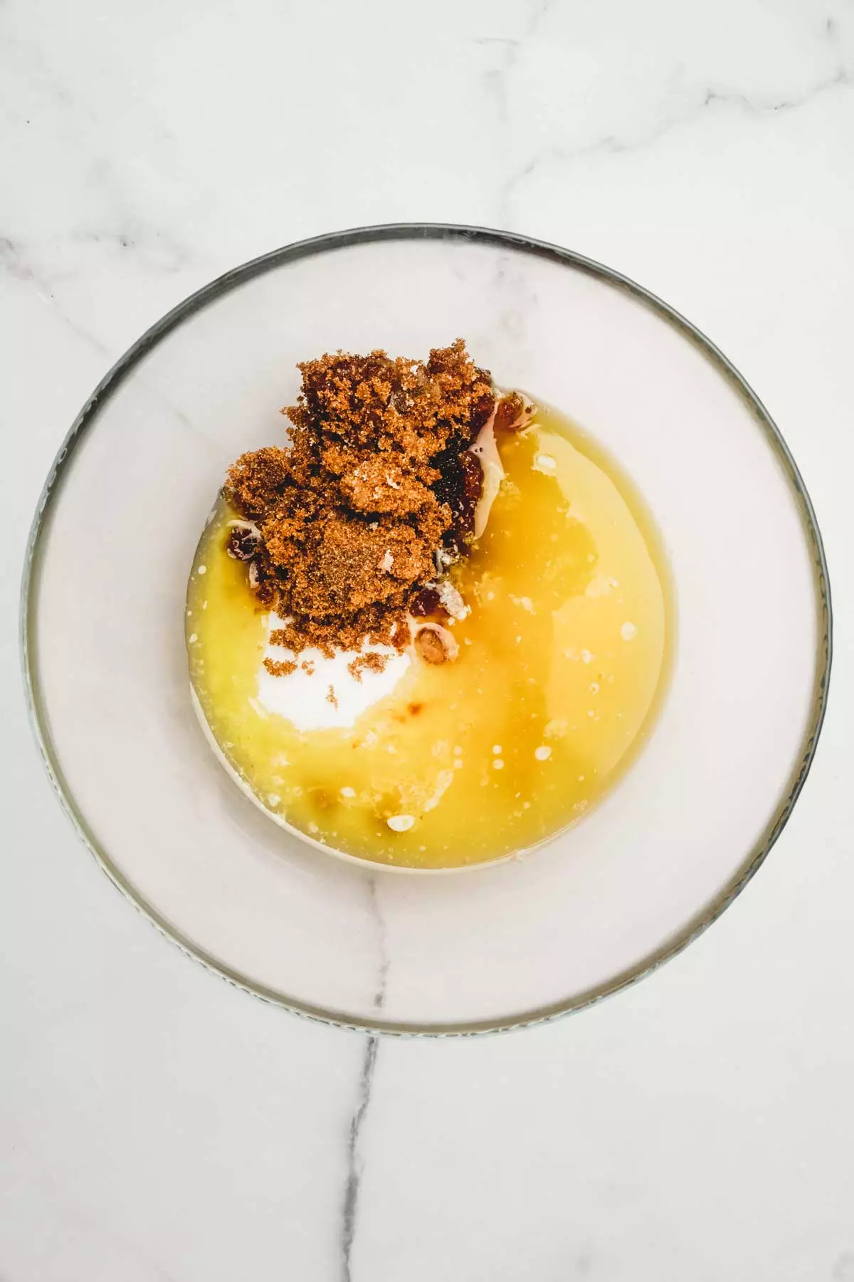 Bol avec du beurre fondu et du sucre
