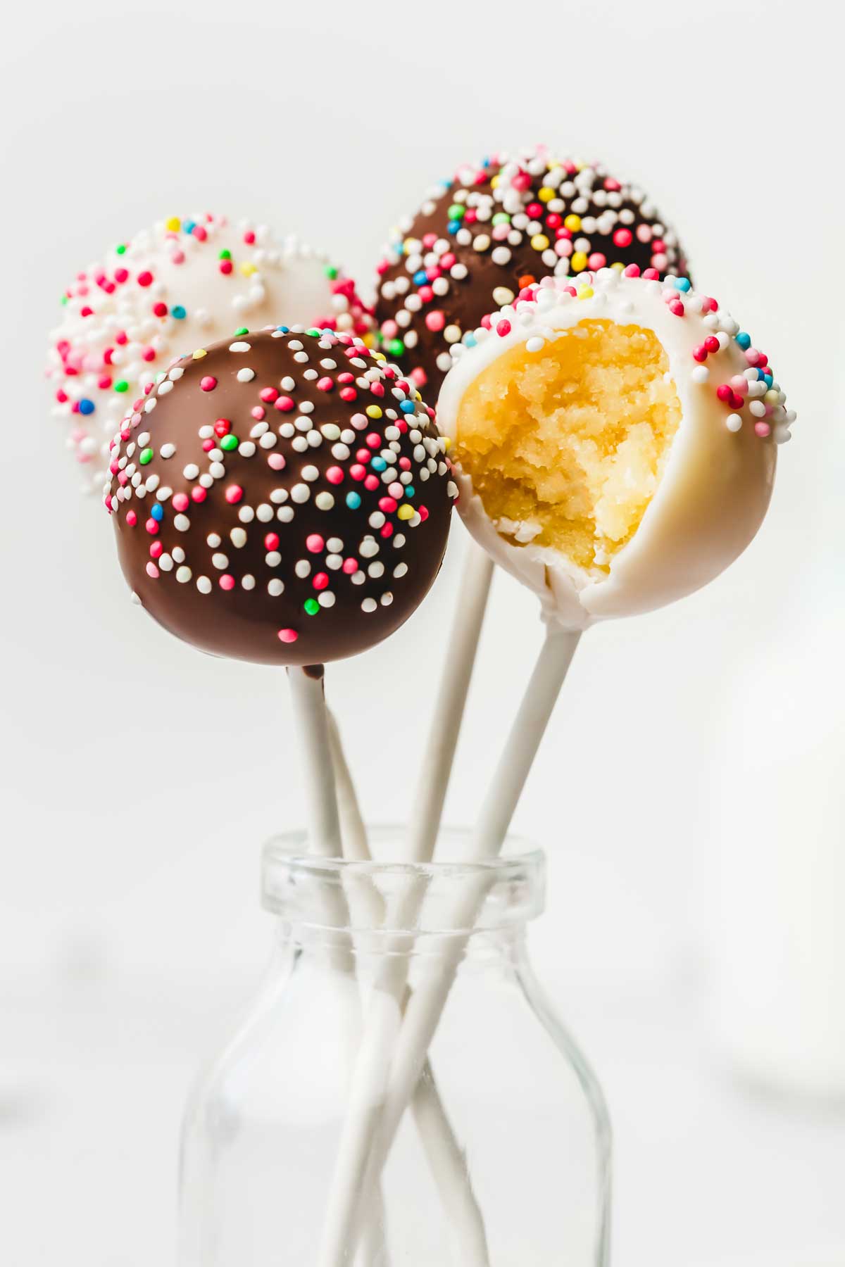 Vanilla and chocolate cake pops