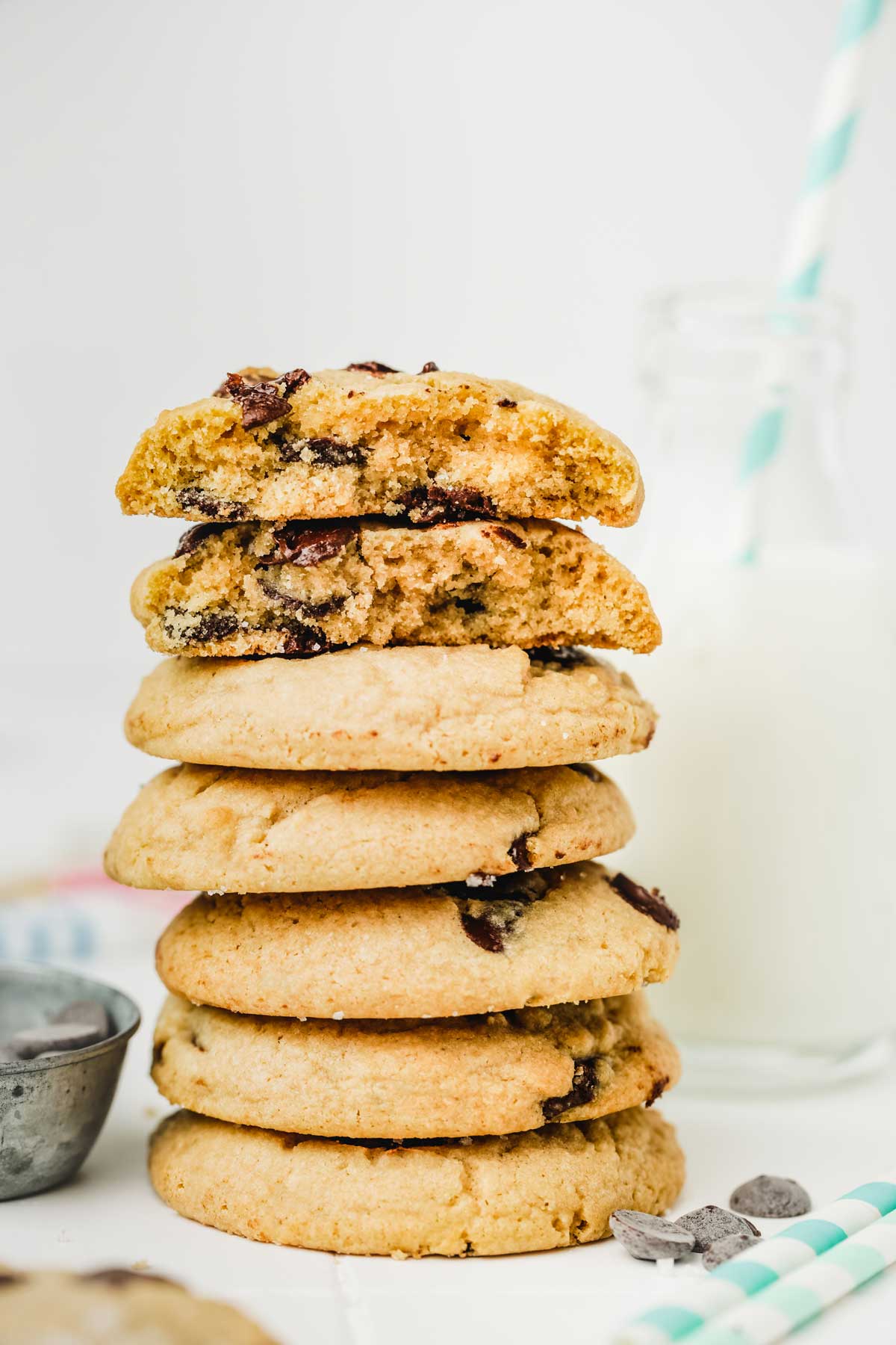 Pile de cookies sans gluten aux pépites de chocolat sur une table