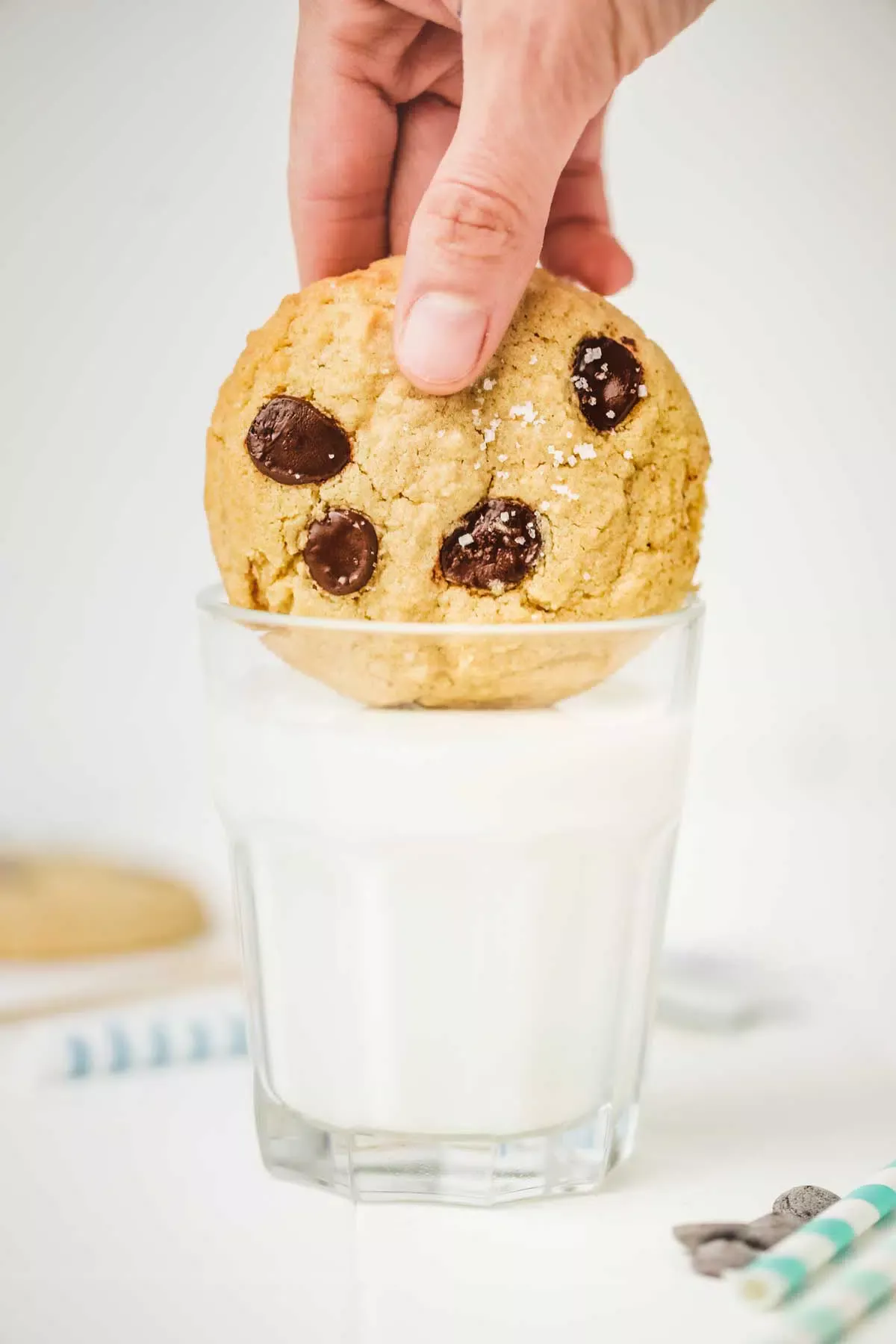 Verre de lait avec un cookies aux pépites de chocolat sans gluten
