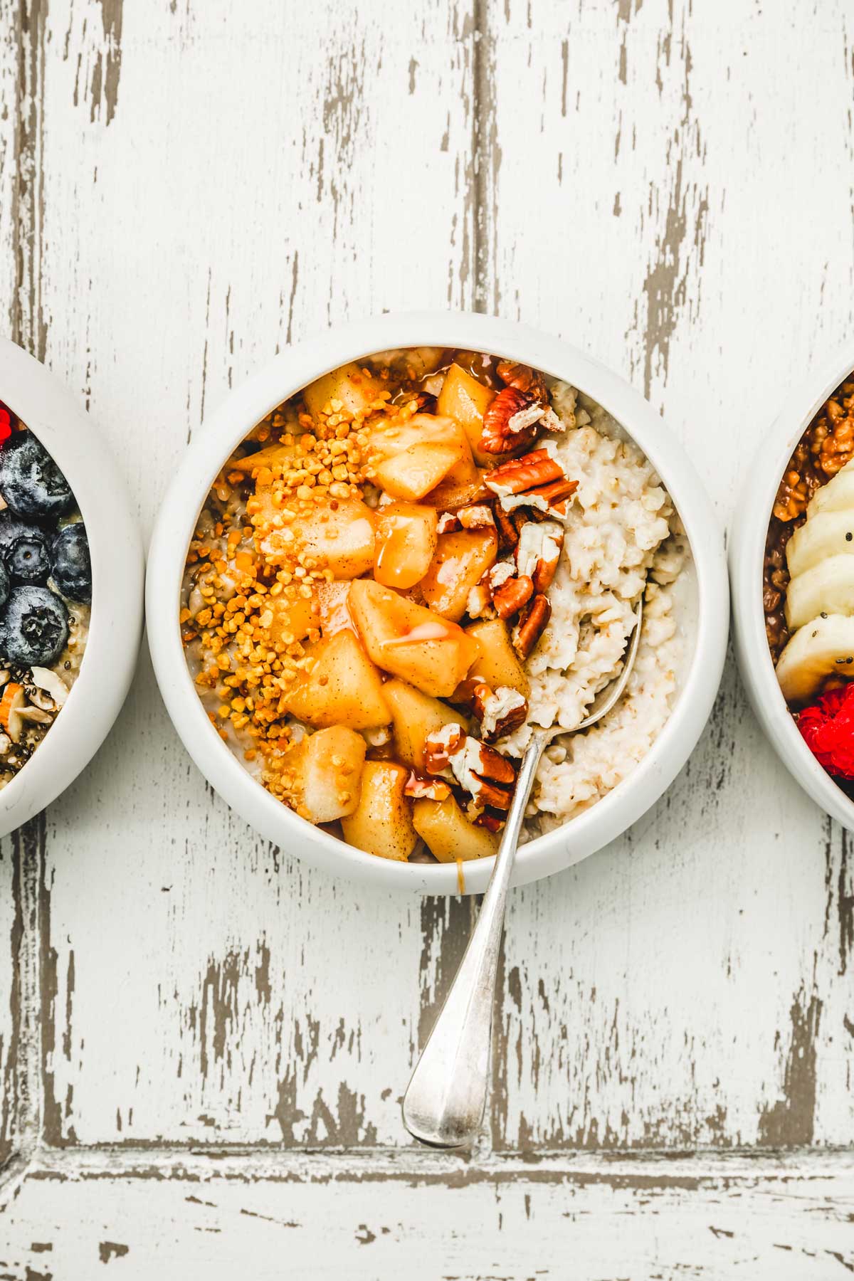 Bols de porridge aux fruits sur une table